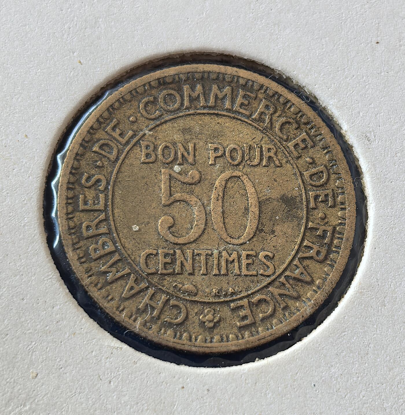 外国优质老铜币银币，周六九点倒数截拍，满百包邮，可寄存半年，喜欢朋友微信扫描二维码可直接参拍 欧洲老藏家纸夹-法国1928年商务部版50分铜币