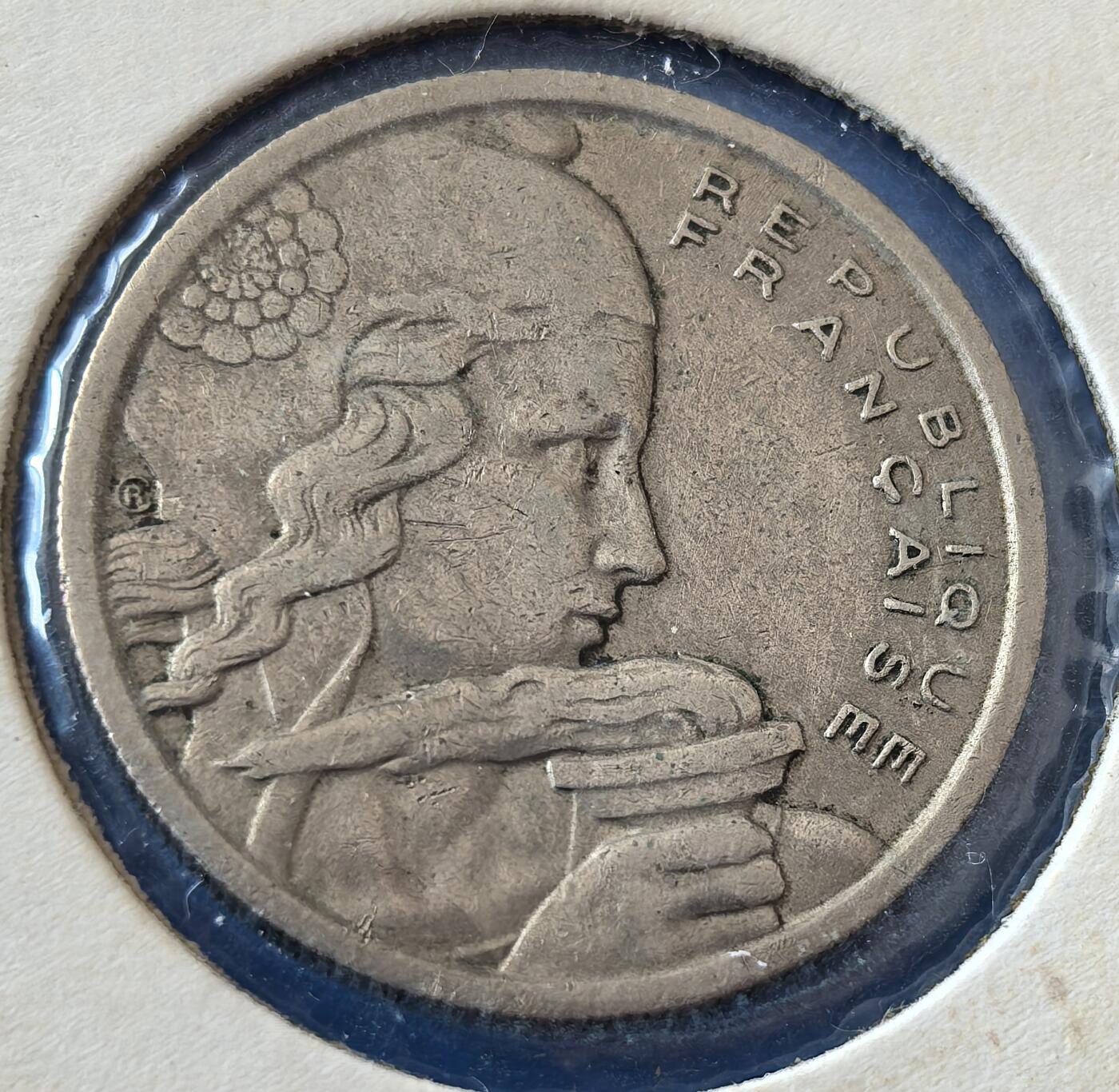 外国优质老铜币银币，周六九点倒数截拍，满百包邮，可寄存半年，喜欢朋友微信扫描二维码可直接参拍 欧洲老藏家纸夹-法国1954年火炬女神100法郎