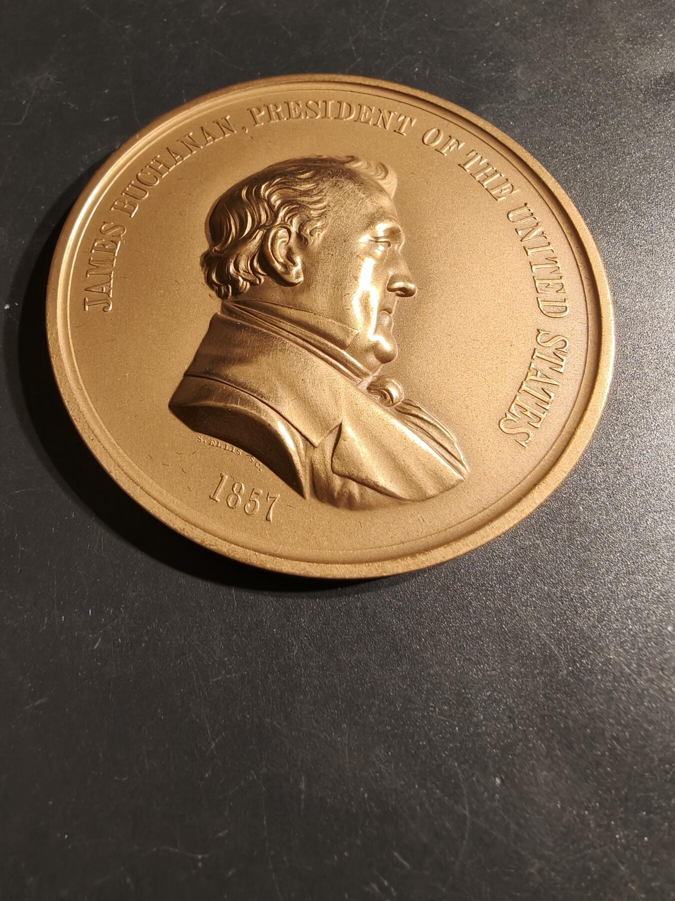 老王徽章第164期 美国铸币局詹姆斯•布坎南总统大铜章     原盒带证书     直径76mm.    重量216g.    背面为美国-印第安和平象征 
