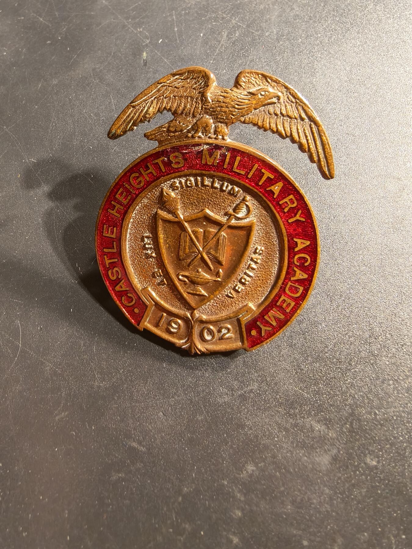 老王徽章第164期  美国卡斯尔高地军事学院大檐帽帽徽      学院于1902年创立，1986年关闭