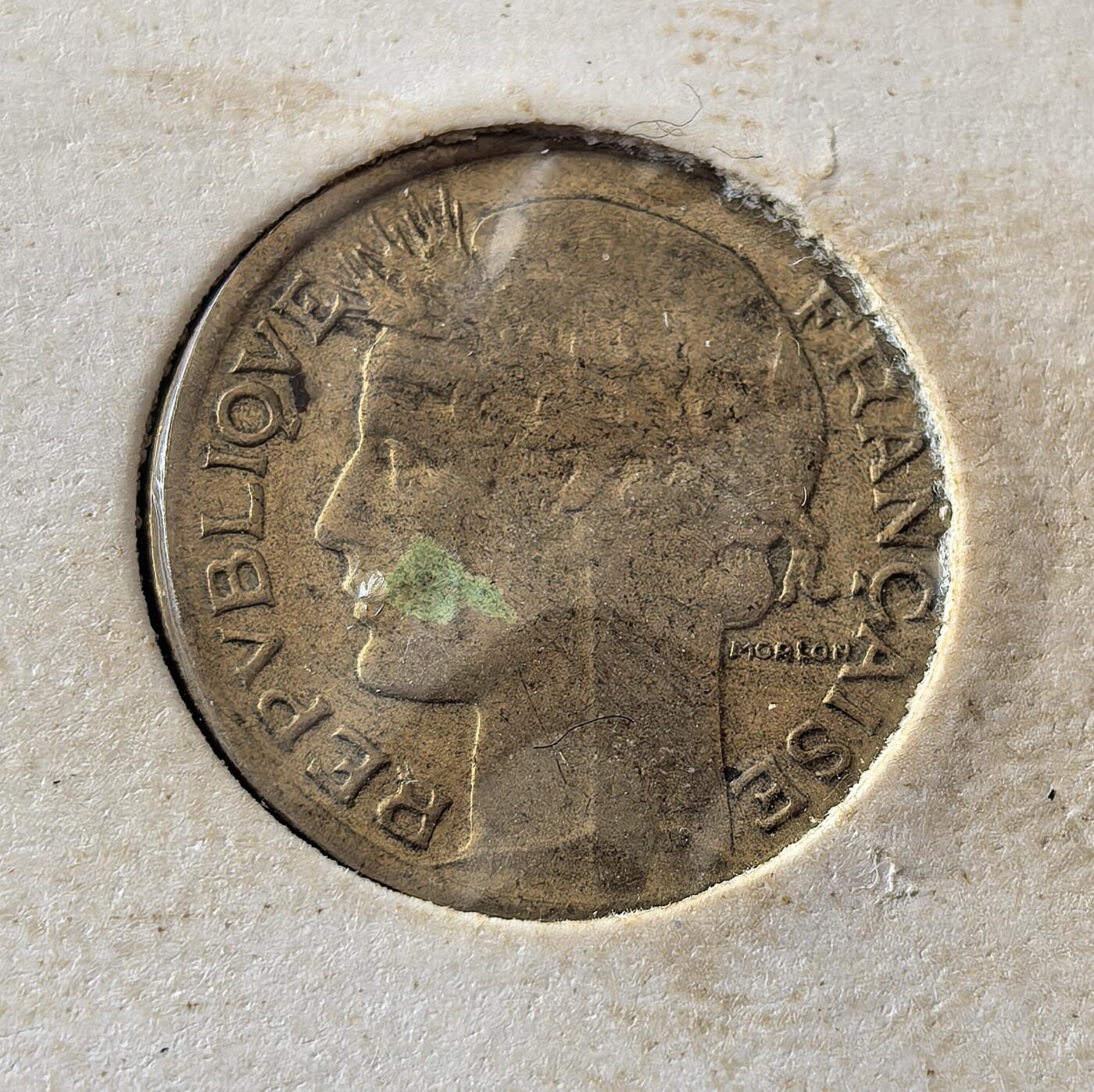 外国优质老铜币银币，周六九点倒数截拍，满百包邮，可寄存半年，喜欢朋友微信扫描二维码可直接参拍 欧洲老藏家纸夹-法国1941年丰锐角版50分铜币