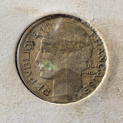 外国优质老铜币银币，周六九点倒数截拍，满百包邮，可寄存半年，喜欢朋友微信扫描二维码可直接参拍 - 欧洲老藏家纸夹-法国1941年丰锐角版50分铜币