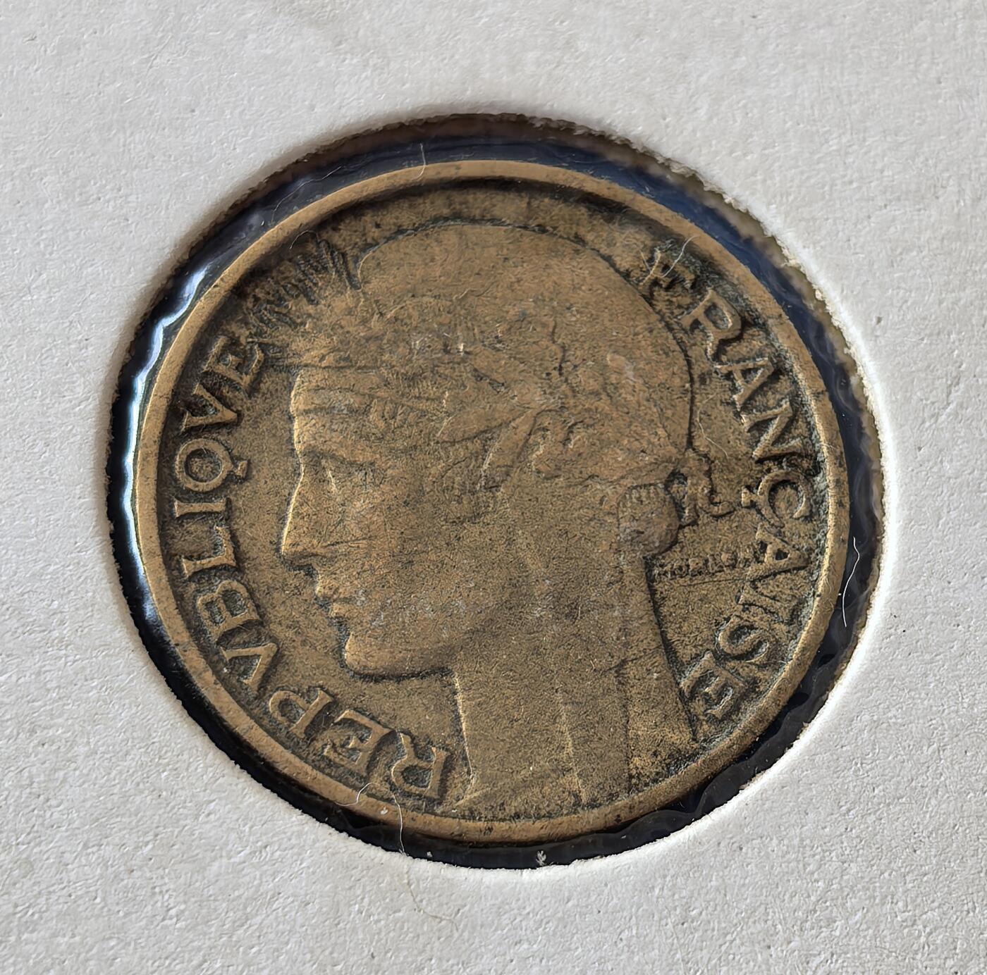 外国优质老铜币银币，周六九点倒数截拍，满百包邮，可寄存半年，喜欢朋友微信扫描二维码可直接参拍 欧洲老藏家纸夹-法国1932年丰锐角版50分铜币