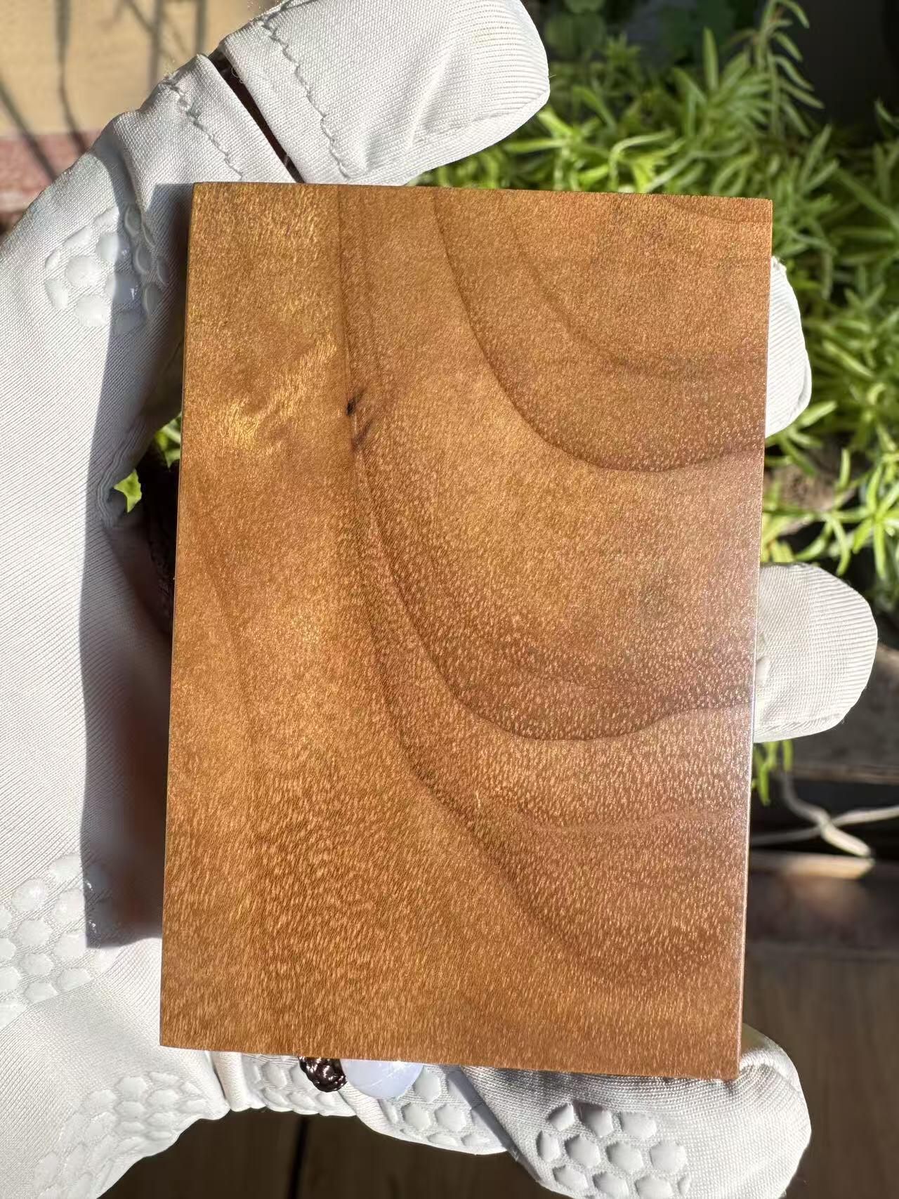 零元拍：H002 金丝楠牌子，香喷喷的小金砖，金光闪闪，71/47/13CM CM，牌子有一道碳化裂，不是贯穿裂，最后三张图片已展示，介意勿拍。