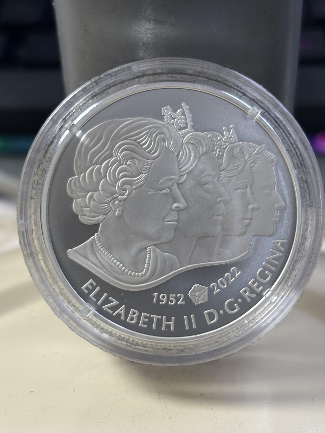 第182期拍卖 加拿大2022年帝国皇冠缅怀女王镶嵌宝石纪念银币，9999银，31.39克，