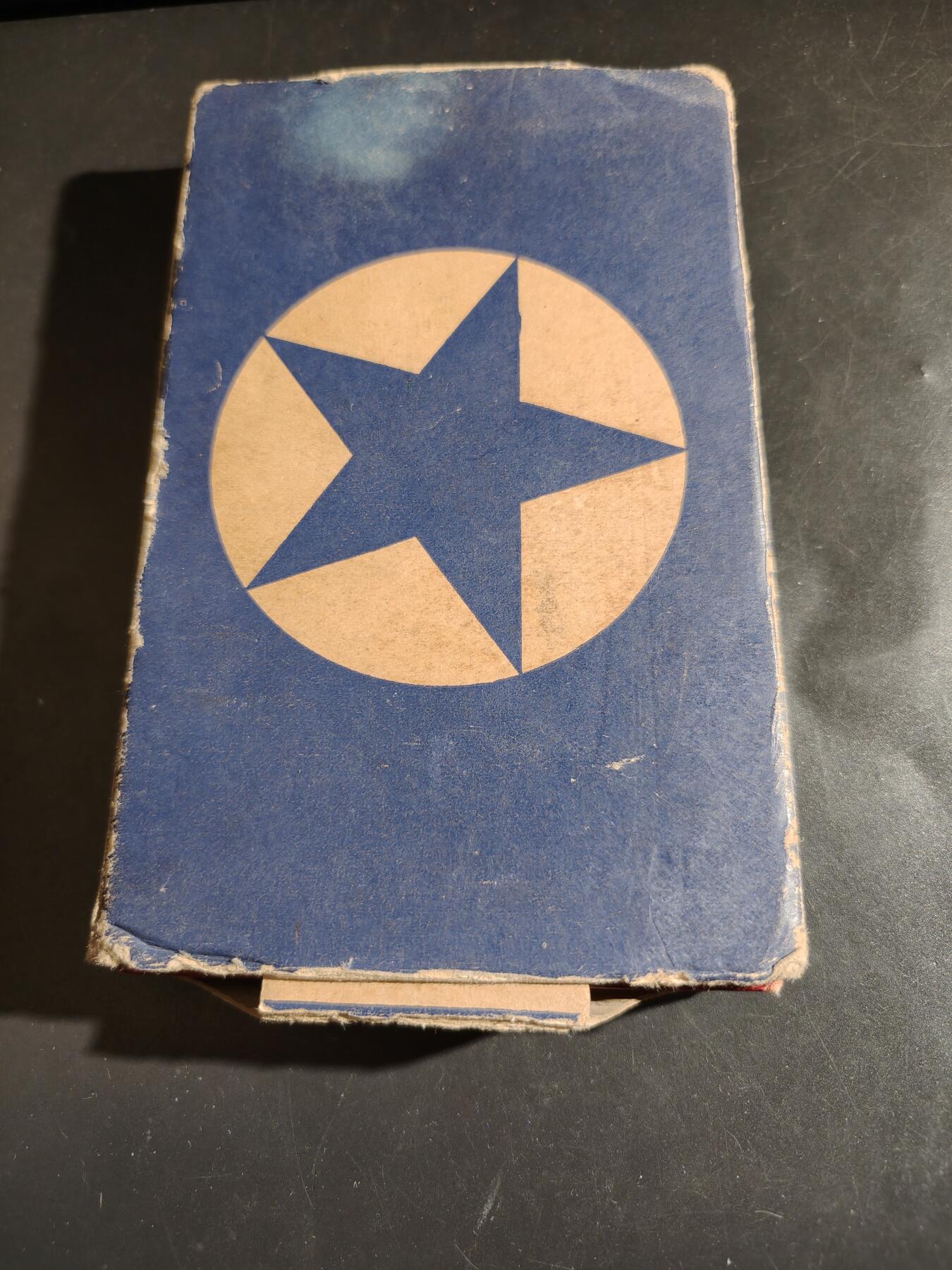 老王徽章第164期 美国二战服役记事本    带原始封装    内部有几页被记录了内容，绝大部分都是空页      尺寸11×18×2cm