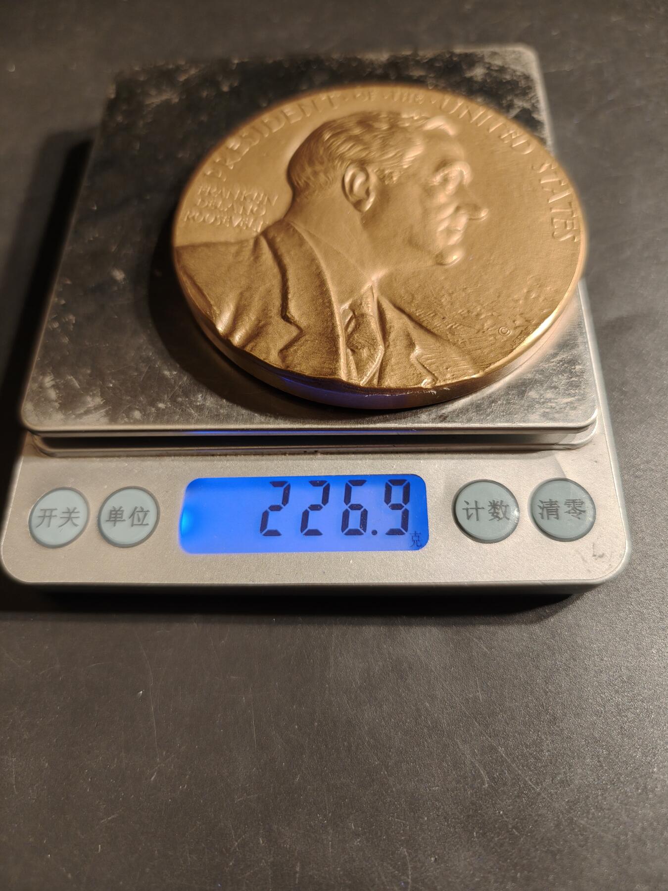 老王徽章第164期 美国铸币局富兰克林•罗斯福总统大铜章      原盒带     直径76mm.    重量226.9g.    