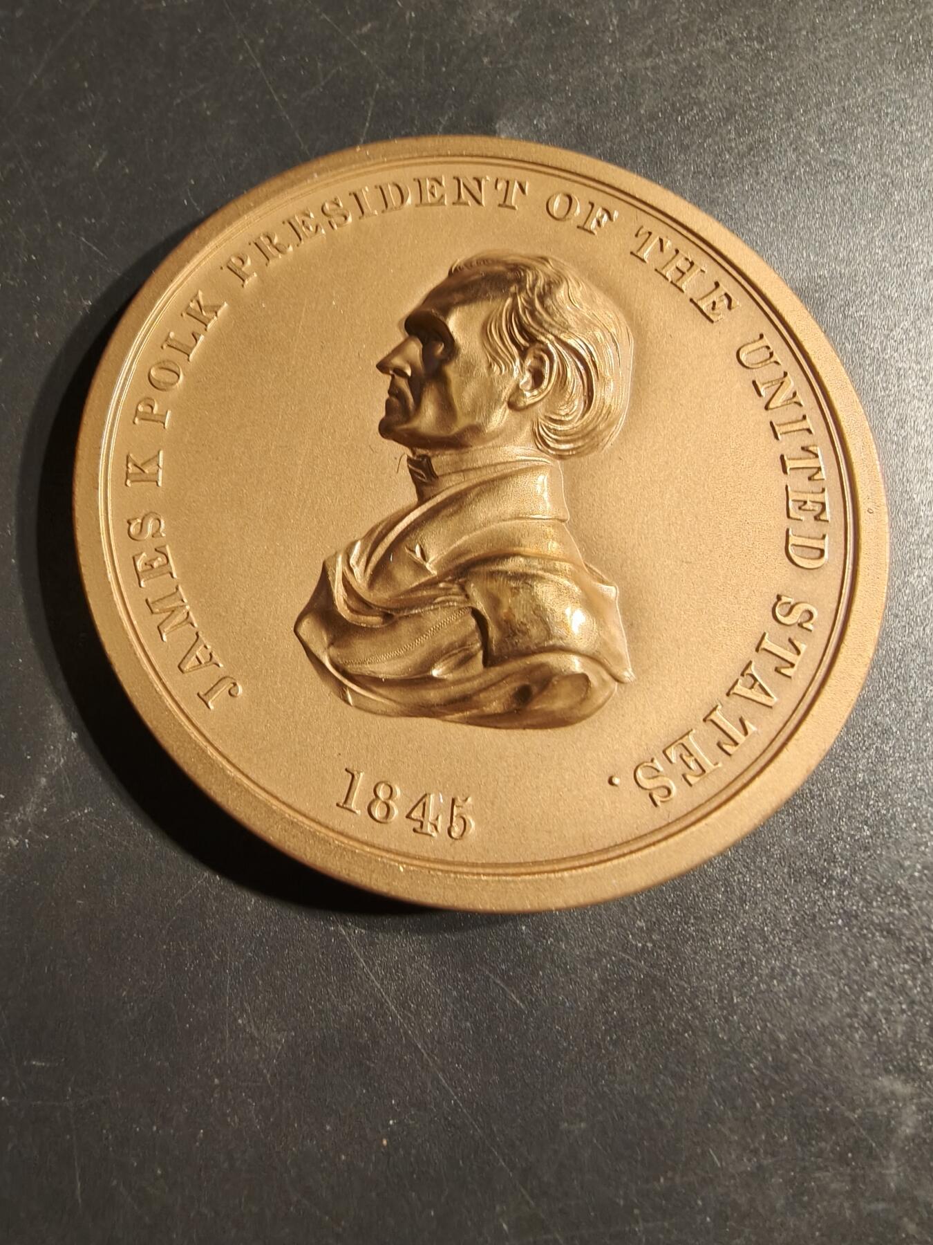 老王徽章第164期 美国铸币局詹姆斯·K·波尔克总统大铜章     原盒     直径76mm.    重量223g.      美国第11任总统詹姆斯·K·波尔克（James K. Polk） 