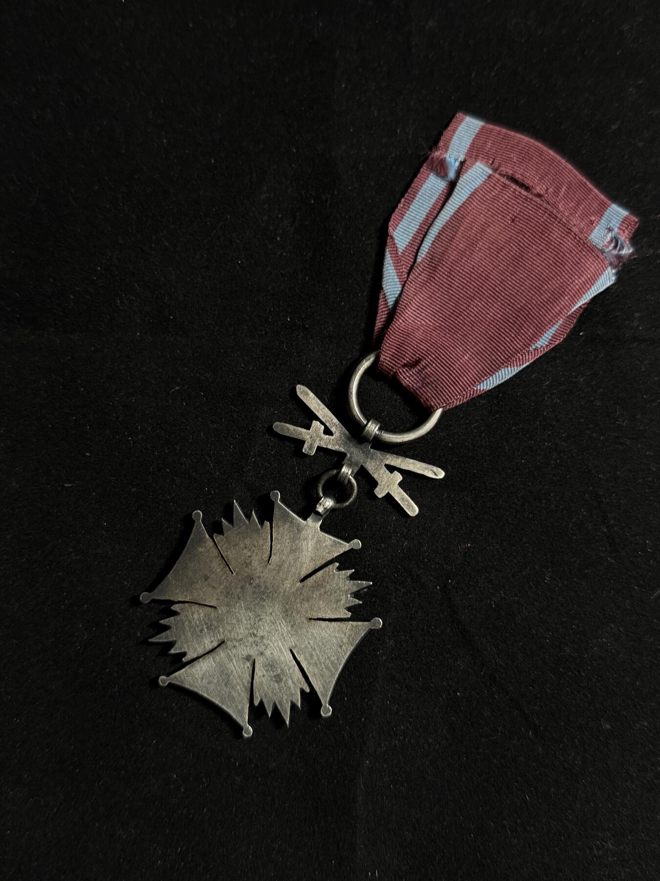 戎马世界章牌大赏第108期 波兰银级功勋十字勋章，少见RP切割版（53年之前），带双剑勋饰，勋饰疑似后配！