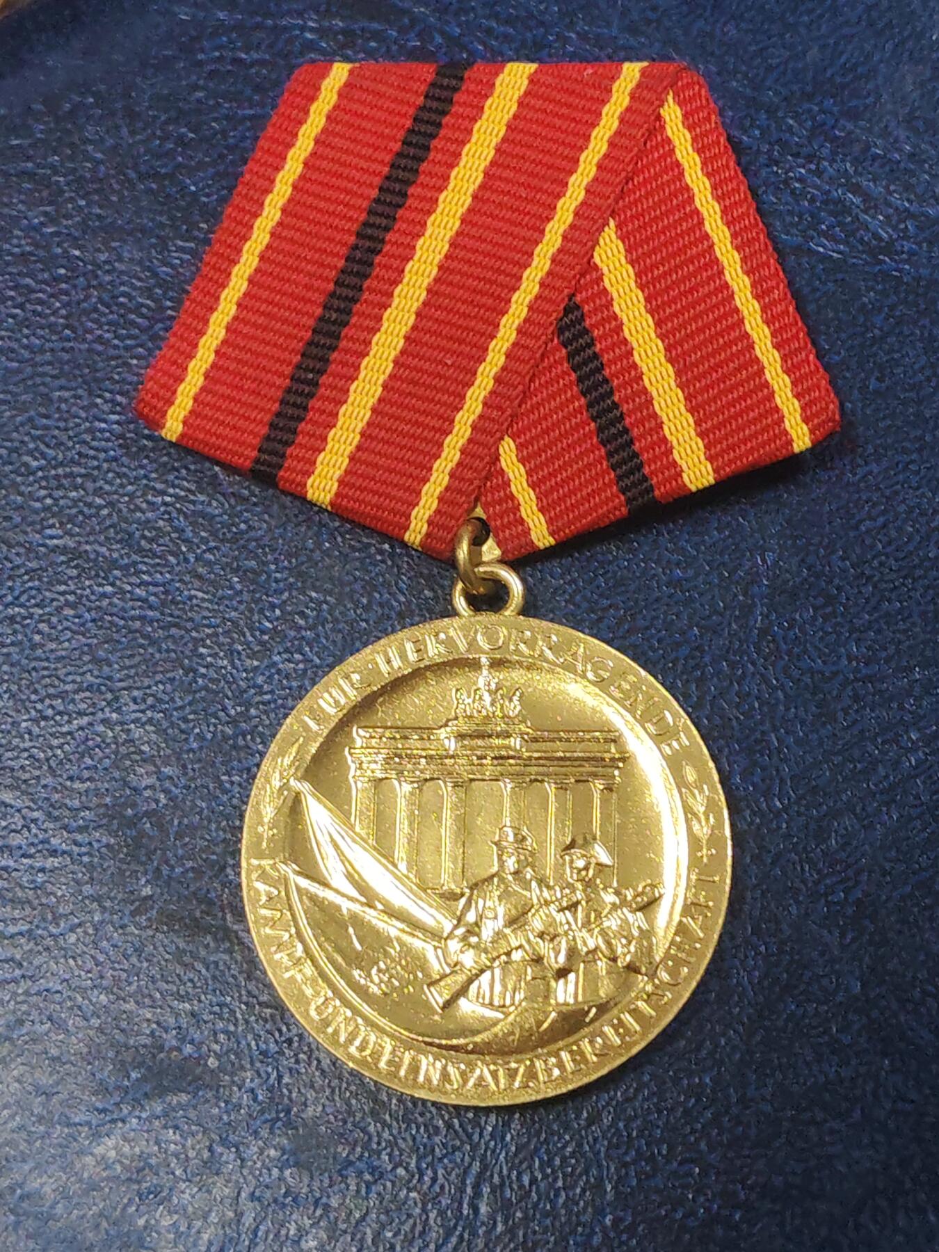 荷兰第129期勋赏拍卖 民主德国金级工战队功绩奖章