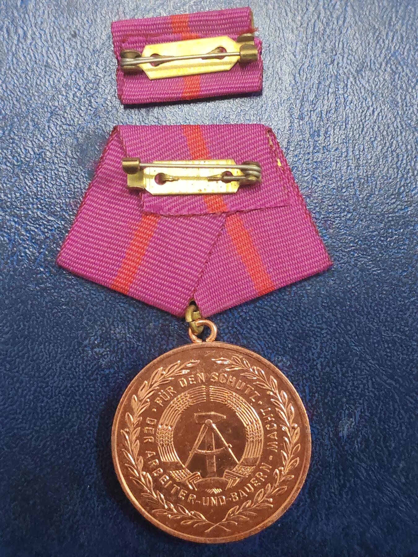 荷兰第129期勋赏拍卖 民主德国铜级民防忠诚服务奖章带略