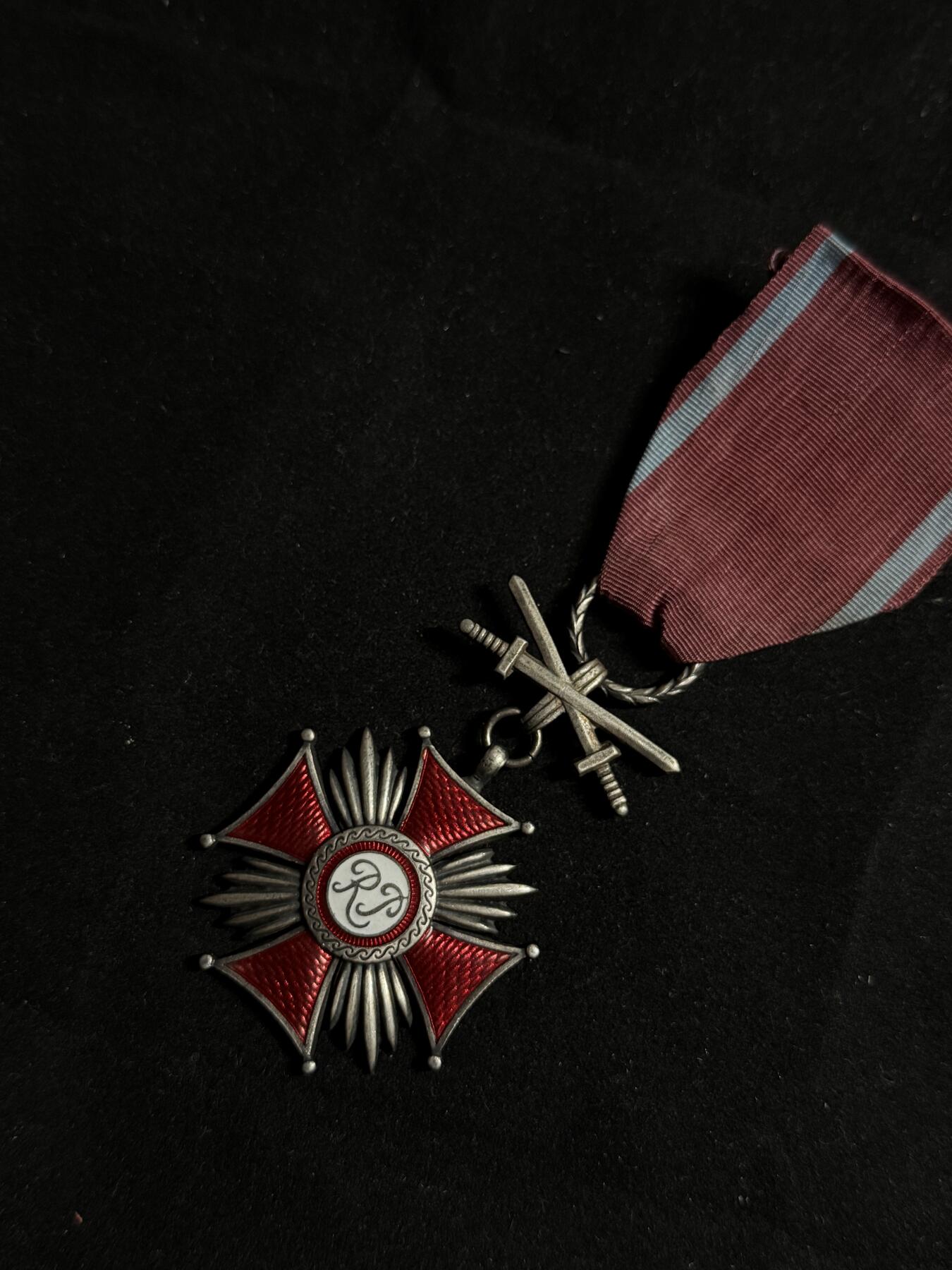 戎马世界章牌大赏第108期 波兰银级功勋十字勋章，少见RP切割版（53年之前），带双剑勋饰，勋饰疑似后配！