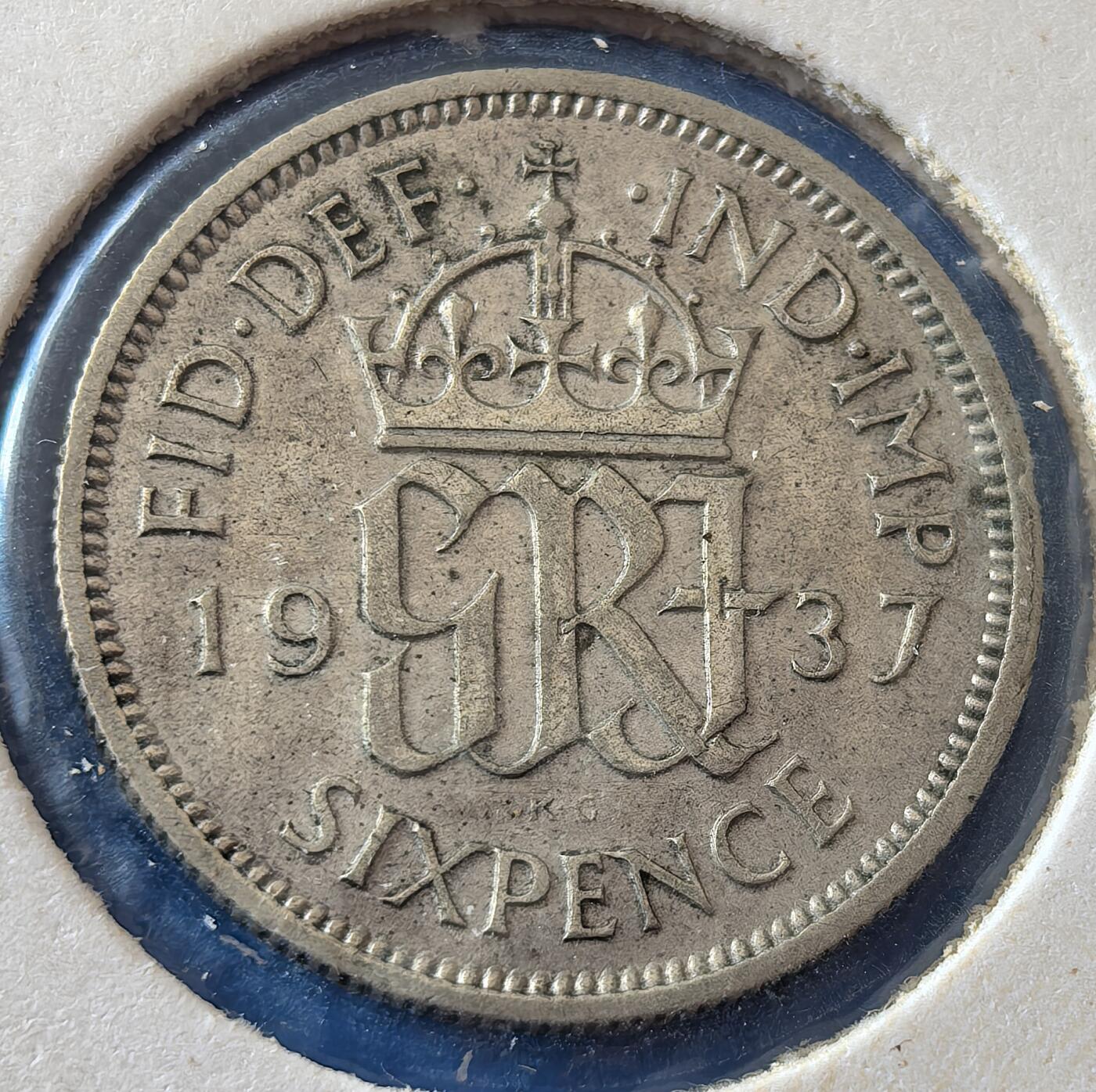 外国优质老铜币银币，周六九点倒数截拍，满百包邮，可寄存半年，喜欢朋友微信扫描二维码可直接参拍 欧洲老藏家纸夹-英国1937年6便士银币