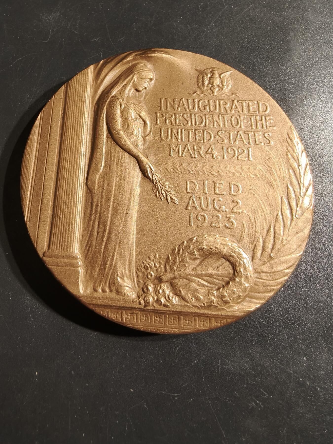 老王徽章第164期 美国铸币局总统沃伦•哈定大铜章       原盒      直径76mm.    重量224.9g.     哈丁于1921年3月4日就任美国总统。  他于1923年8月2日去世，在任期结束前逝世。  哈丁是第一位乘汽车参加就职典礼的总统。  他以“回归常态”（Return to Normalcy）为竞选口号赢得选举。 