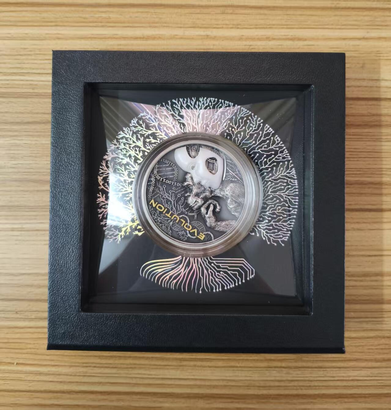 ❤️【币观天下】❤️ 第331期钱币拍卖- 2025.11.21周五晚上6点半场-长期征集拍品 纽埃2022年，人类的进化-由碳基到硅基, 2盎司加大(直径达50mm),镶嵌珍珠白3D立体面具,超高超精浮雕,仿古,镀金纪念银币. 盒证全. 图案凸出部分最高达近5毫米以上. 超热门人类进货主题银币，实物超级漂亮震撼. 国外售价500+美元