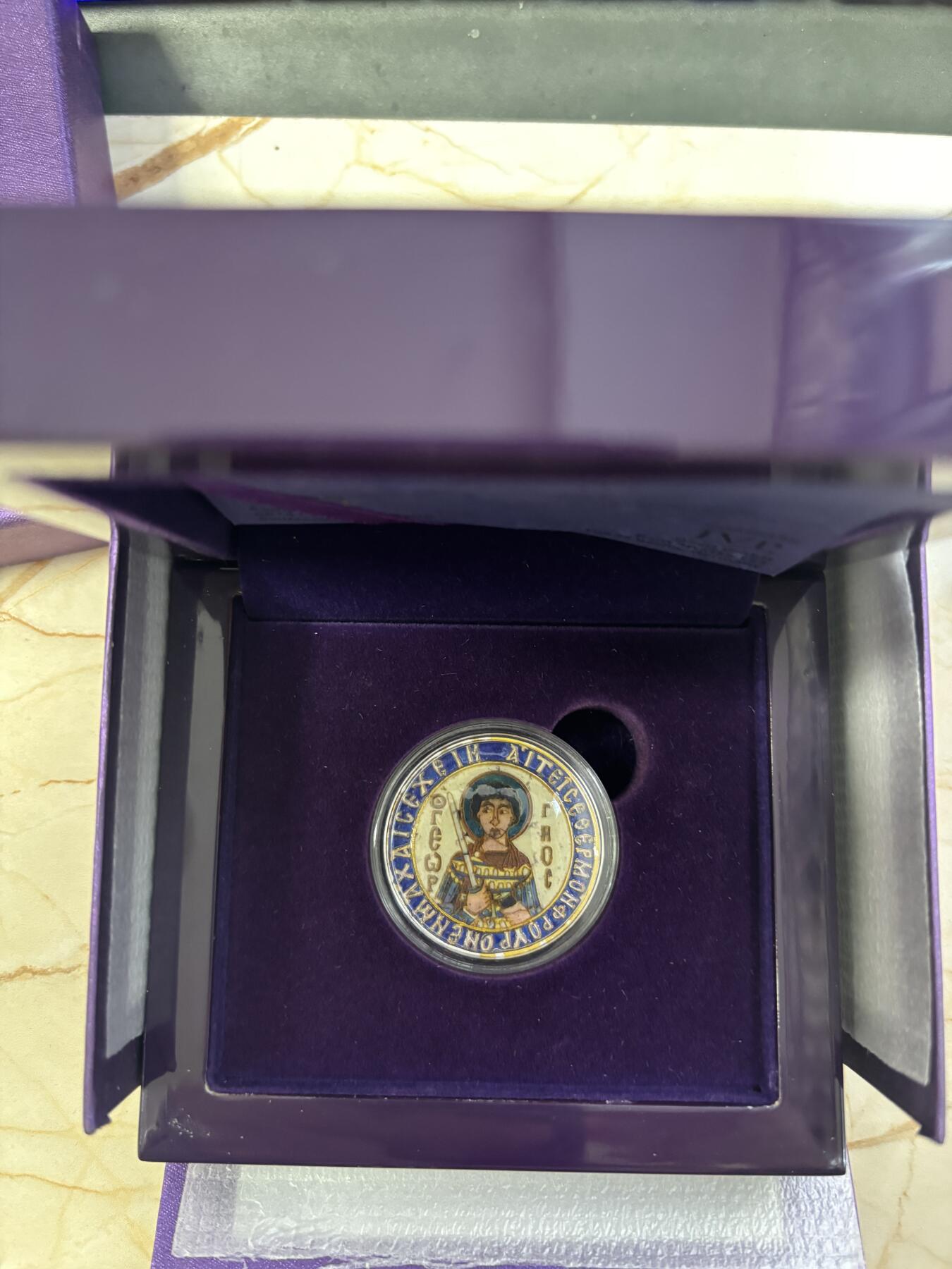 第182期拍卖 纽埃2015年遗产系列圣乔治50克彩色纪念银币，999银，50克，发行999枚