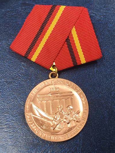 荷兰第129期勋赏拍卖 - 民主德国铜级工战队功绩奖章