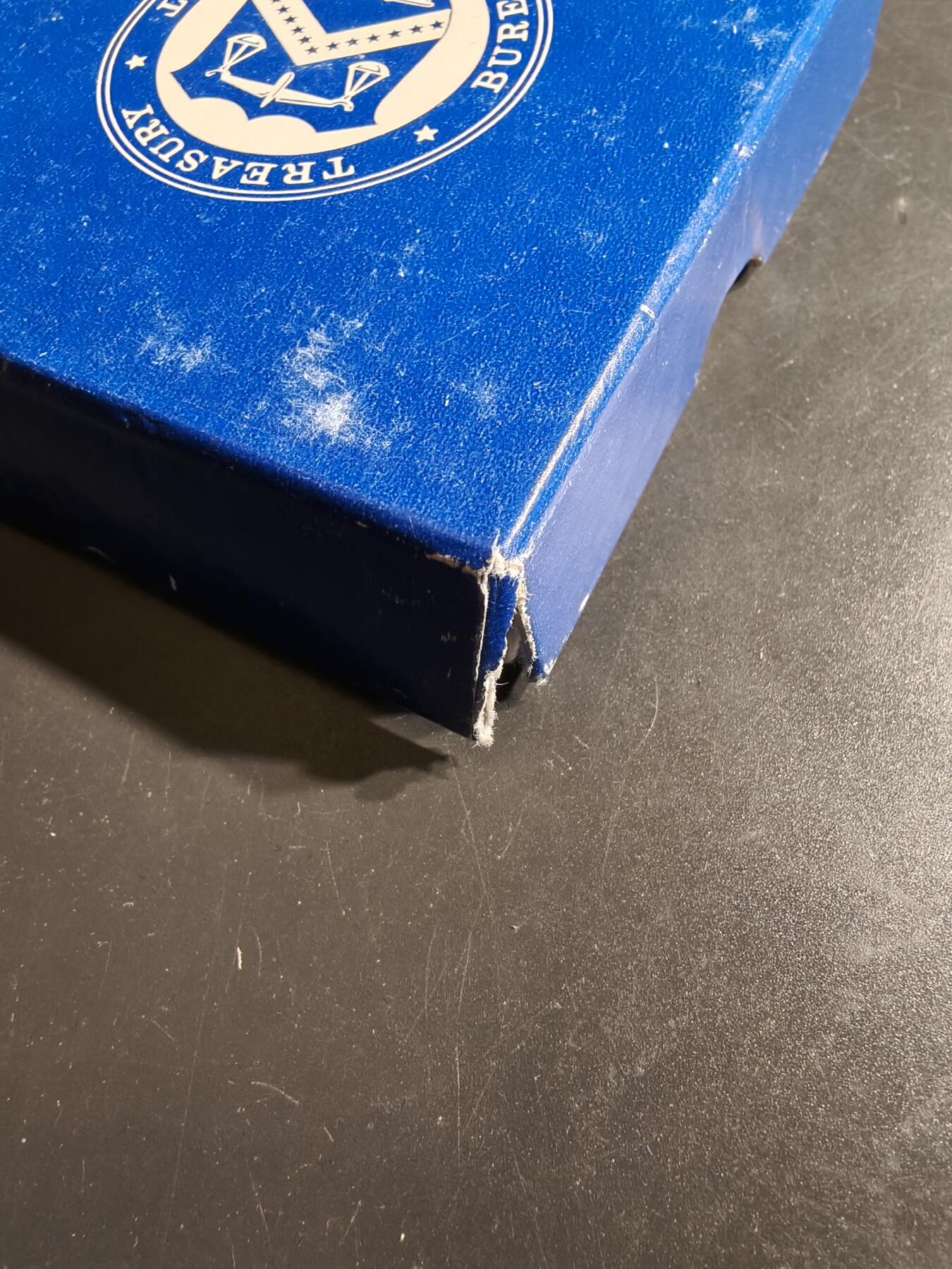 老王徽章第164期  美国铸币局约翰•泰勒总统大铜章     原盒带证书     直径76mm.    重量216g.    约翰•泰勒是美国第十任总统，1841年标志着泰勒的总统任期开始. 