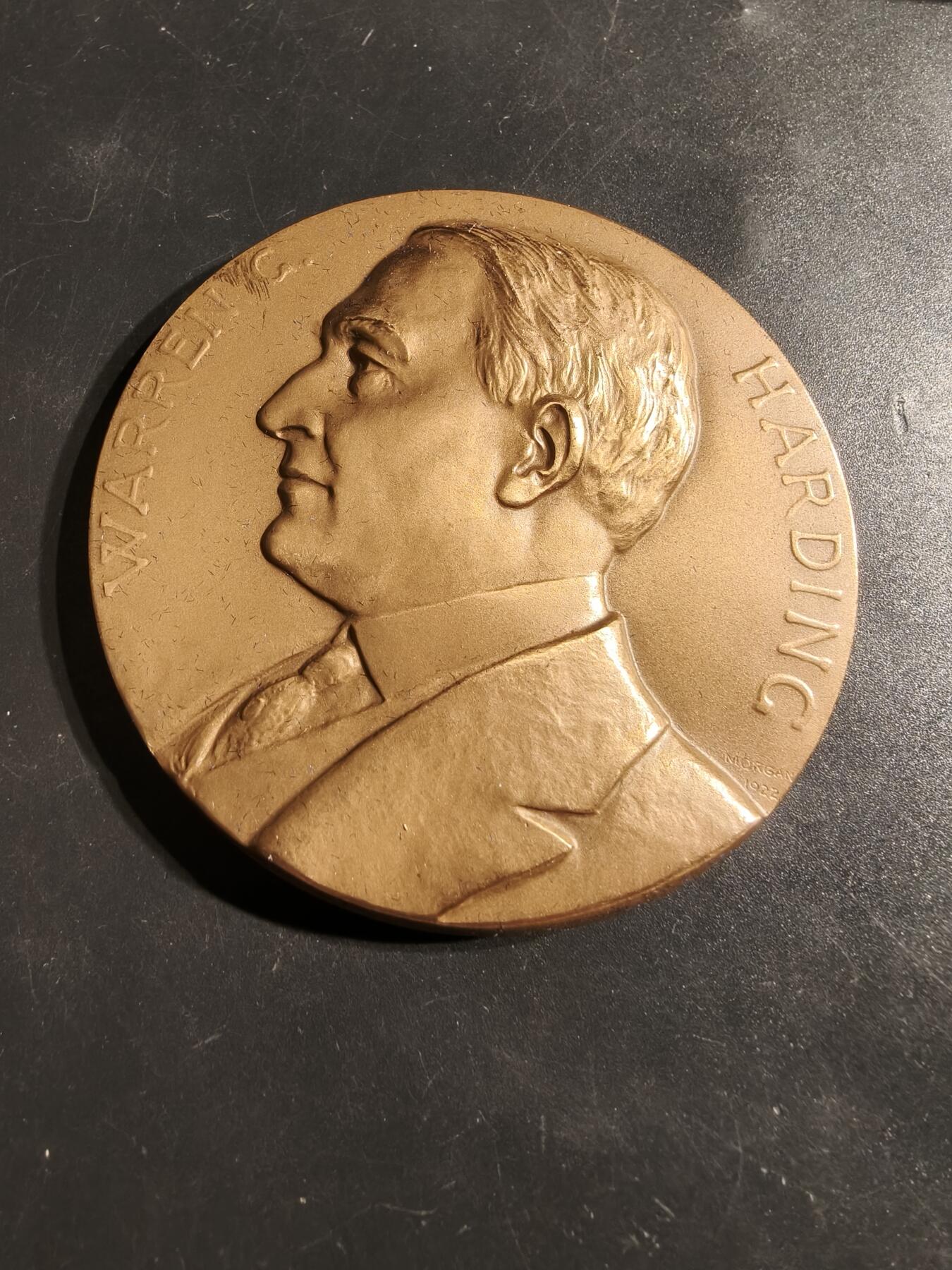 老王徽章第164期 美国铸币局总统沃伦•哈定大铜章       原盒      直径76mm.    重量224.9g.     哈丁于1921年3月4日就任美国总统。  他于1923年8月2日去世，在任期结束前逝世。  哈丁是第一位乘汽车参加就职典礼的总统。  他以“回归常态”（Return to Normalcy）为竞选口号赢得选举。 