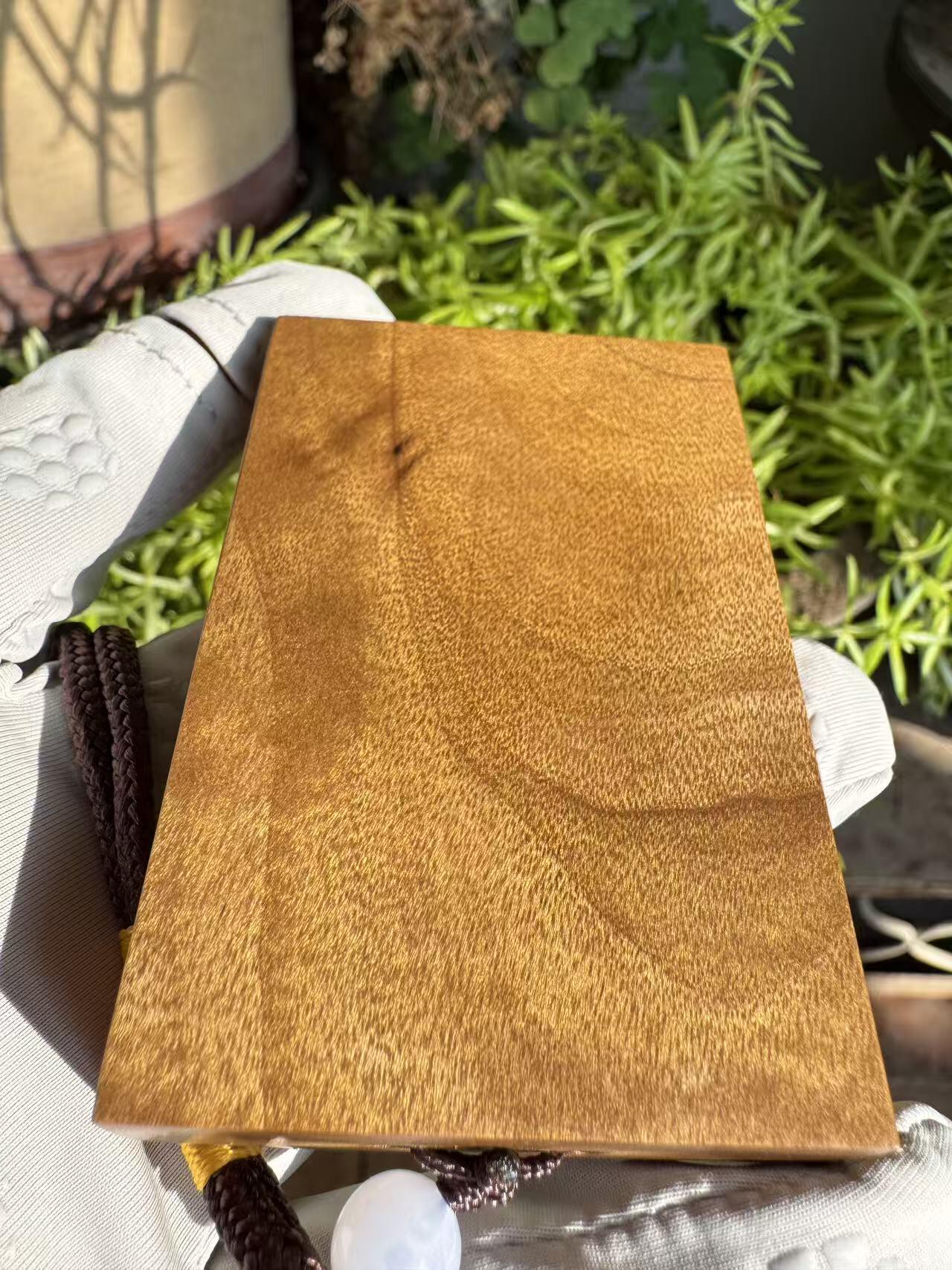 零元拍：H002 金丝楠牌子，香喷喷的小金砖，金光闪闪，71/47/13CM CM，牌子有一道碳化裂，不是贯穿裂，最后三张图片已展示，介意勿拍。