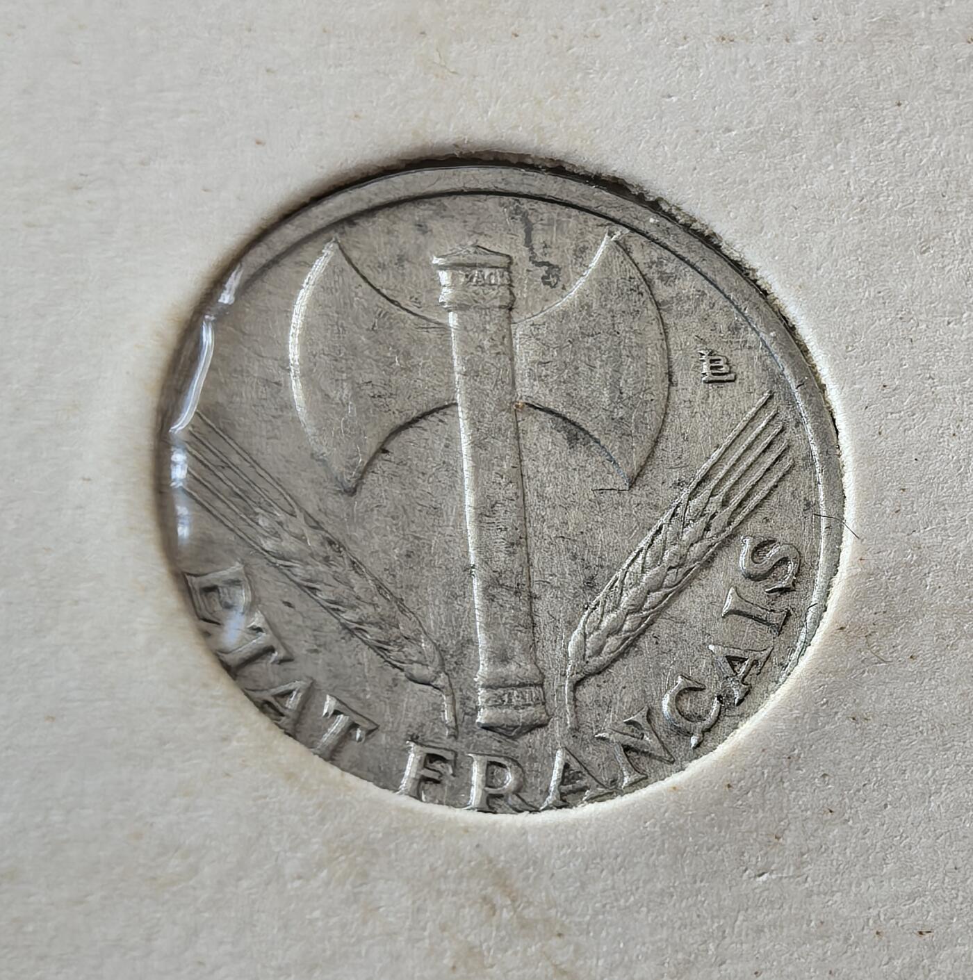 外国优质老铜币银币，周六九点倒数截拍，满百包邮，可寄存半年，喜欢朋友微信扫描二维码可直接参拍 欧洲老藏家纸夹-法国1942年束棒版50分铝币