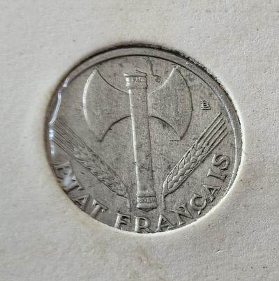 外国优质老铜币银币，周六九点倒数截拍，满百包邮，可寄存半年，喜欢朋友微信扫描二维码可直接参拍 - 欧洲老藏家纸夹-法国1942年束棒版50分铝币