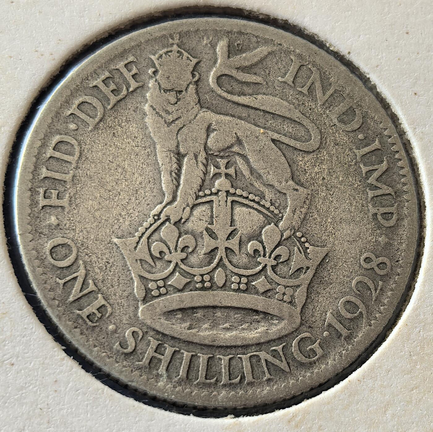 外国优质老铜币银币，周六九点倒数截拍，满百包邮，可寄存半年，喜欢朋友微信扫描二维码可直接参拍 欧洲老藏家纸夹-英国1928年1先令银币