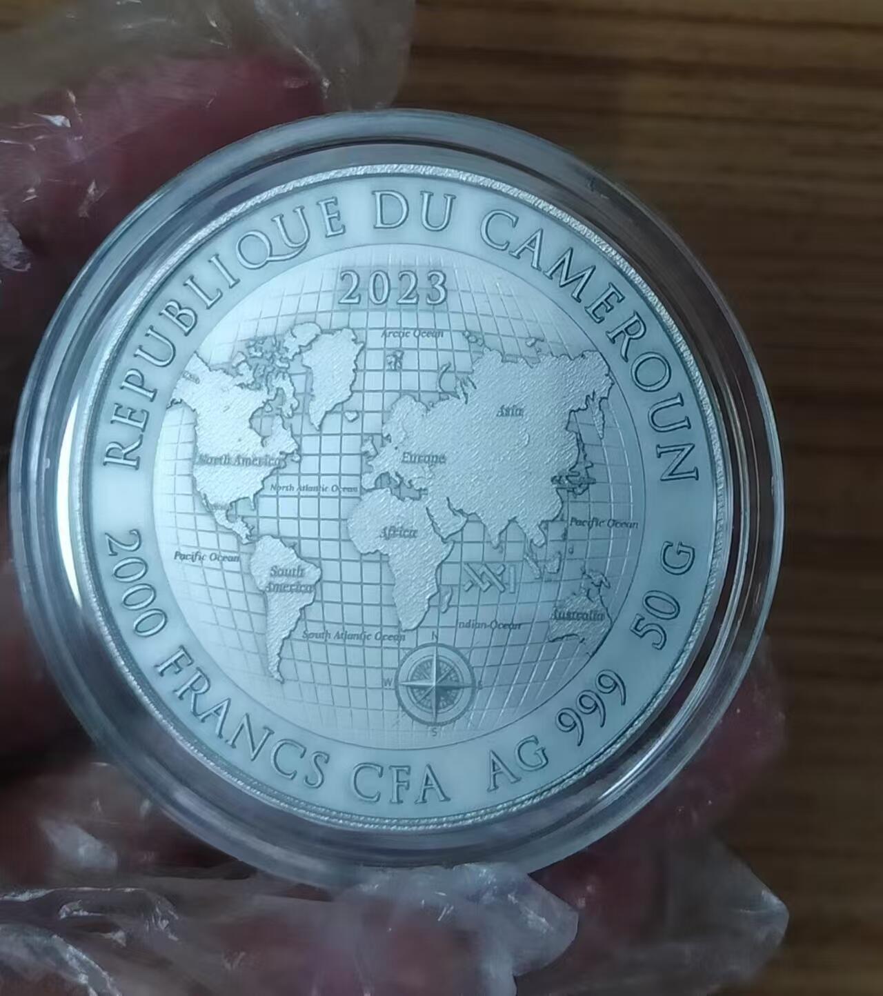 ❤️【币观天下】❤️ 第331期钱币拍卖- 2025.11.21周五晚上6点半场-长期征集拍品 喀麦隆2021，地球宝藏(2)-钻石开采，50克加大(直径达50mm),高浮雕仿古、镶嵌宝石、UV光感亮光彩色银币. 盒证全. 新热门系列，漂亮. (国外售价308欧元)