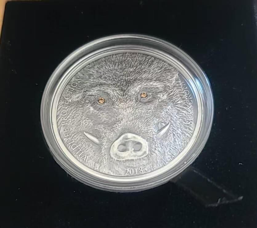 ❤️【币观天下】❤️ 第331期钱币拍卖- 2025.11.21周五晚上6点半场-长期征集拍品 蒙古2018年野猪仿古水晶镶嵌1盎司银币带证书包装