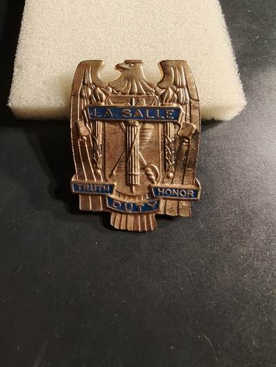 老王徽章第164期 -  美国拉沙尔军事学院大檐帽帽徽