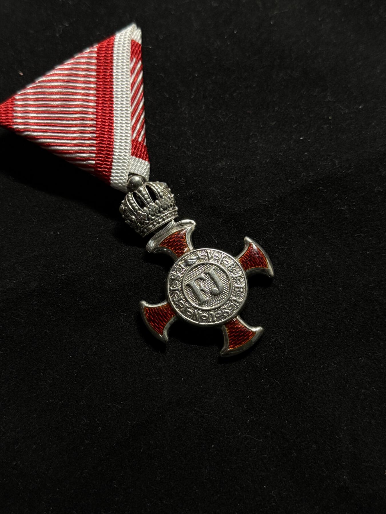 戎马世界章牌大赏第108期 奥匈帝国功勋十字勋章，银制，连接处有修，章体清洗，上挂后配