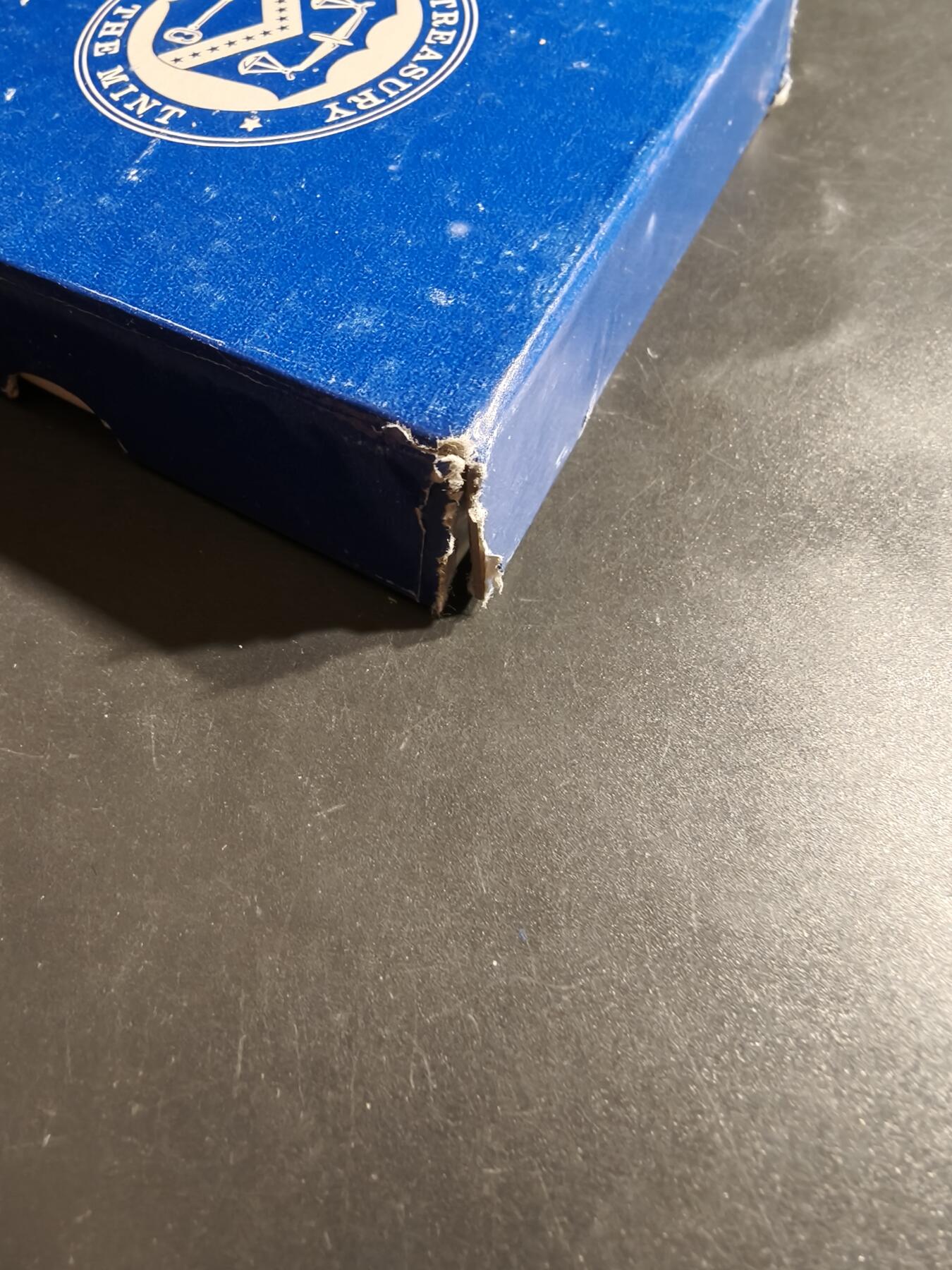 老王徽章第164期 美国铸币局总统沃伦•哈定大铜章       原盒      直径76mm.    重量224.9g.     哈丁于1921年3月4日就任美国总统。  他于1923年8月2日去世，在任期结束前逝世。  哈丁是第一位乘汽车参加就职典礼的总统。  他以“回归常态”（Return to Normalcy）为竞选口号赢得选举。 