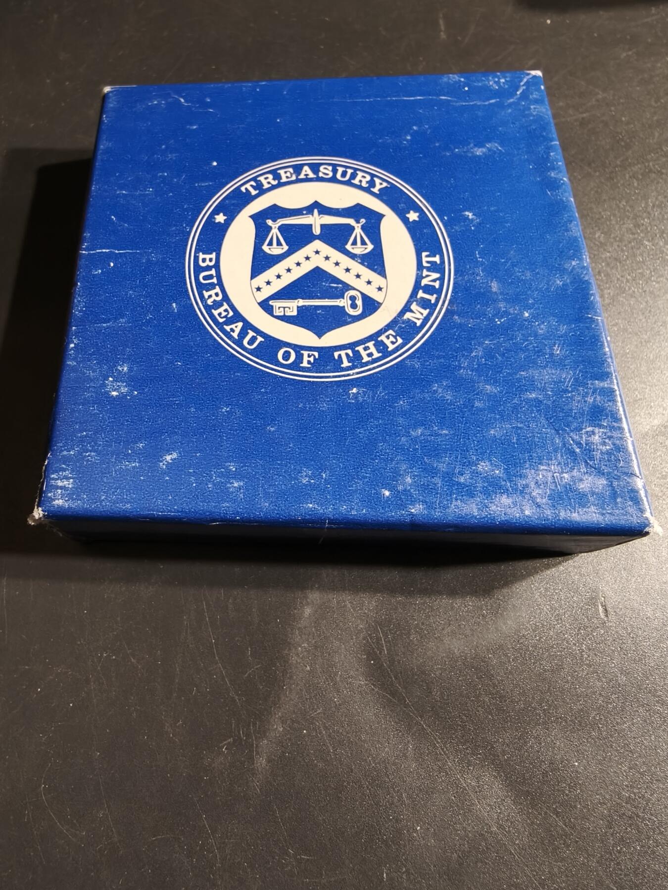 老王徽章第164期  美国铸币局林登约翰逊总统大铜章     原盒     直径76mm.    重量216g.     铜章上的文字引用了约翰逊总统就职演说的一部分：“在此之际，我在您和上帝面前所宣读的誓言，不仅是我个人的，更是我们共同的。我们是一个国家，一个民族……”。