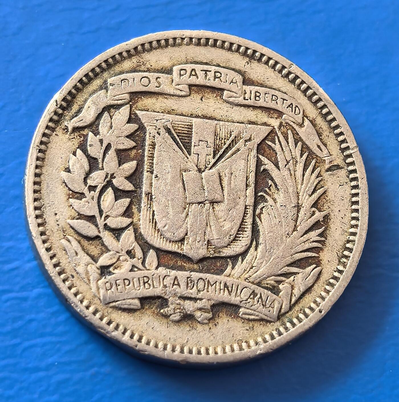 外国优质老铜币银币，周六九点倒数截拍，满百包邮，可寄存半年，喜欢朋友微信扫描二维码可直接参拍 多米尼加1972年5分