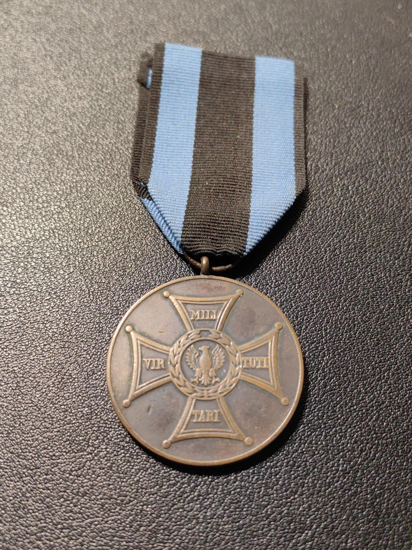 靖甫拍卖第十一场 波兰铜级战地光荣奖章 佩戴痕迹较重