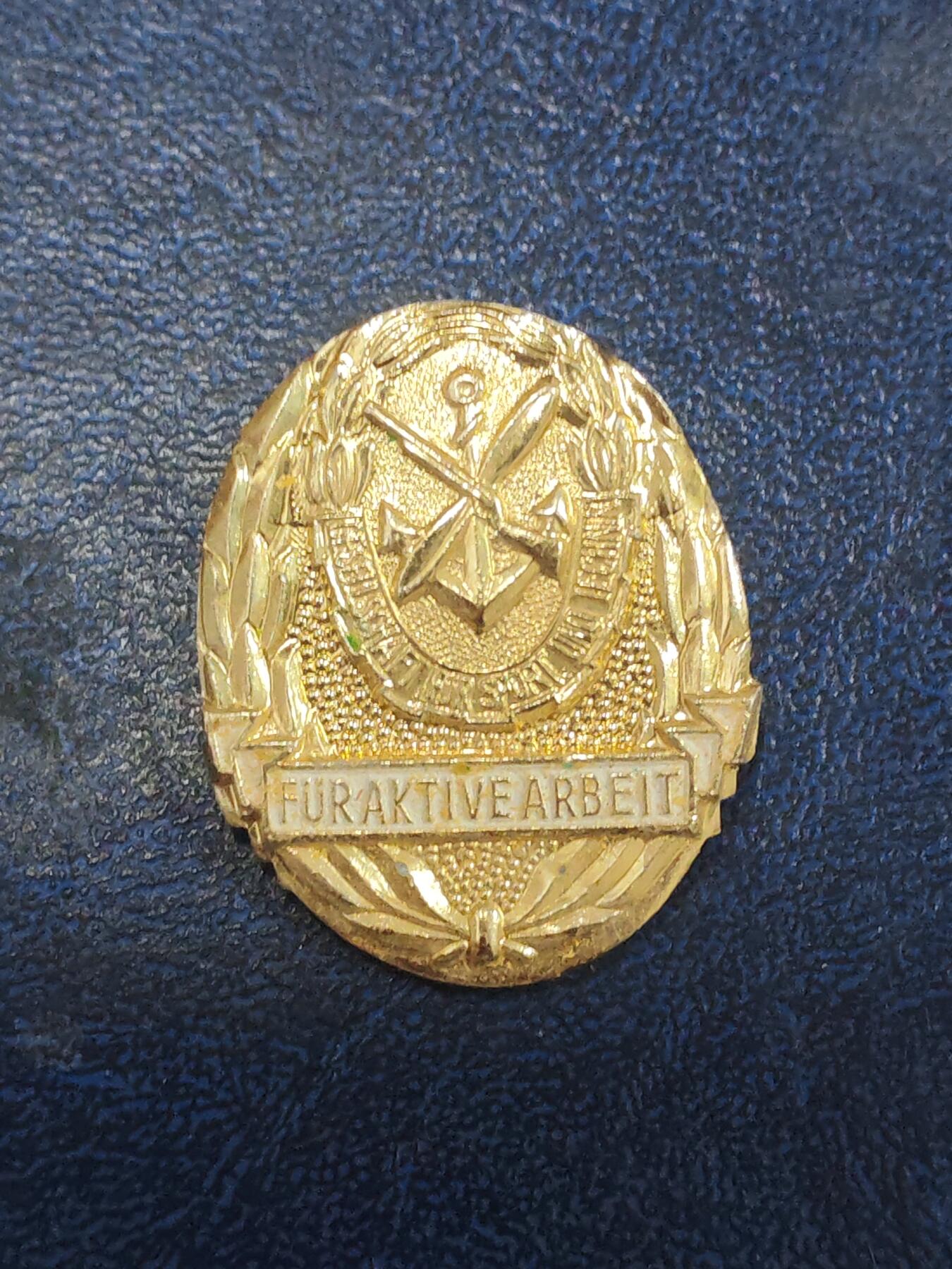 荷兰第129期勋赏拍卖 民主德国体育与技术协会证章