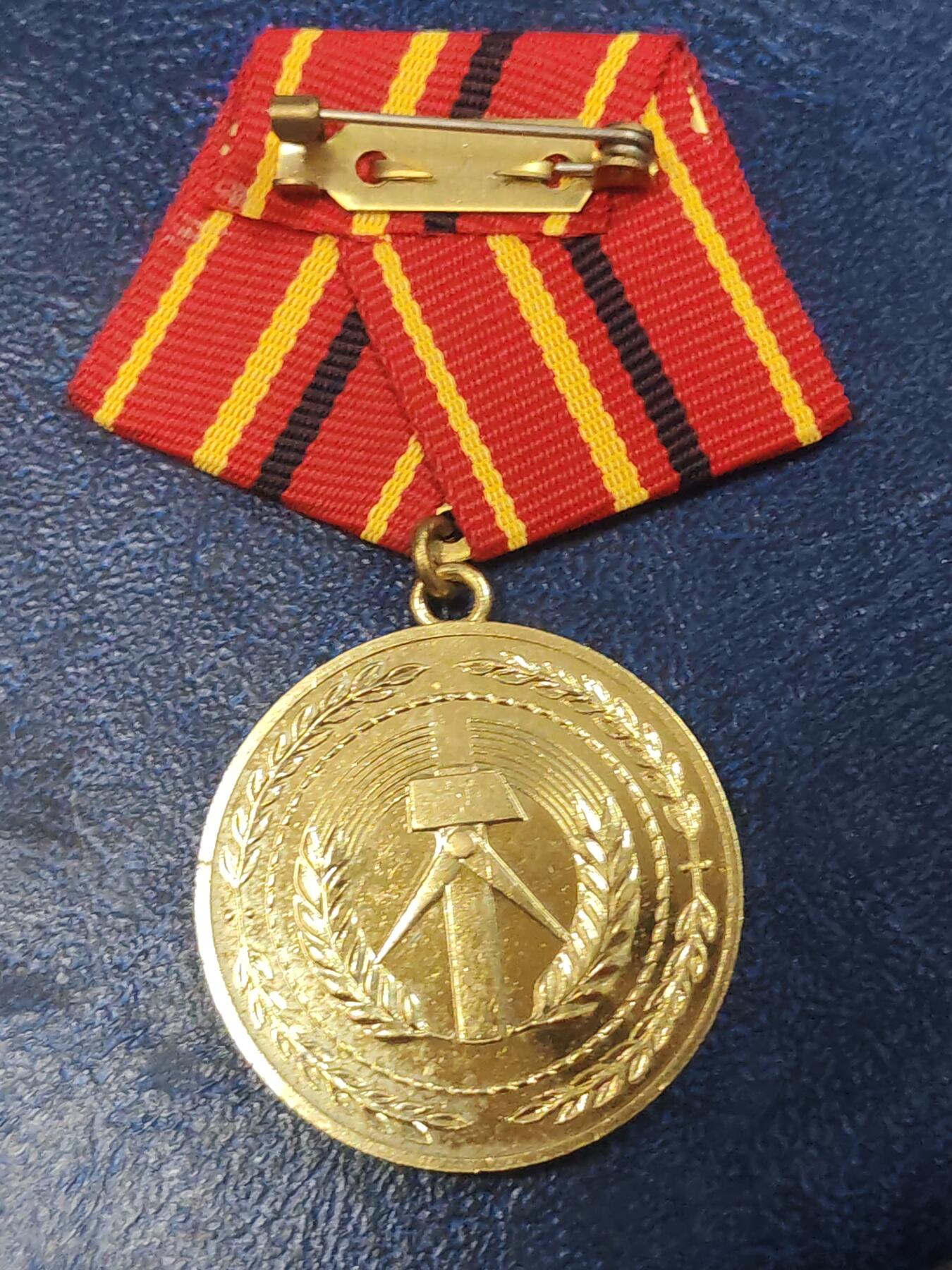 荷兰第129期勋赏拍卖 民主德国金级工战队功绩奖章