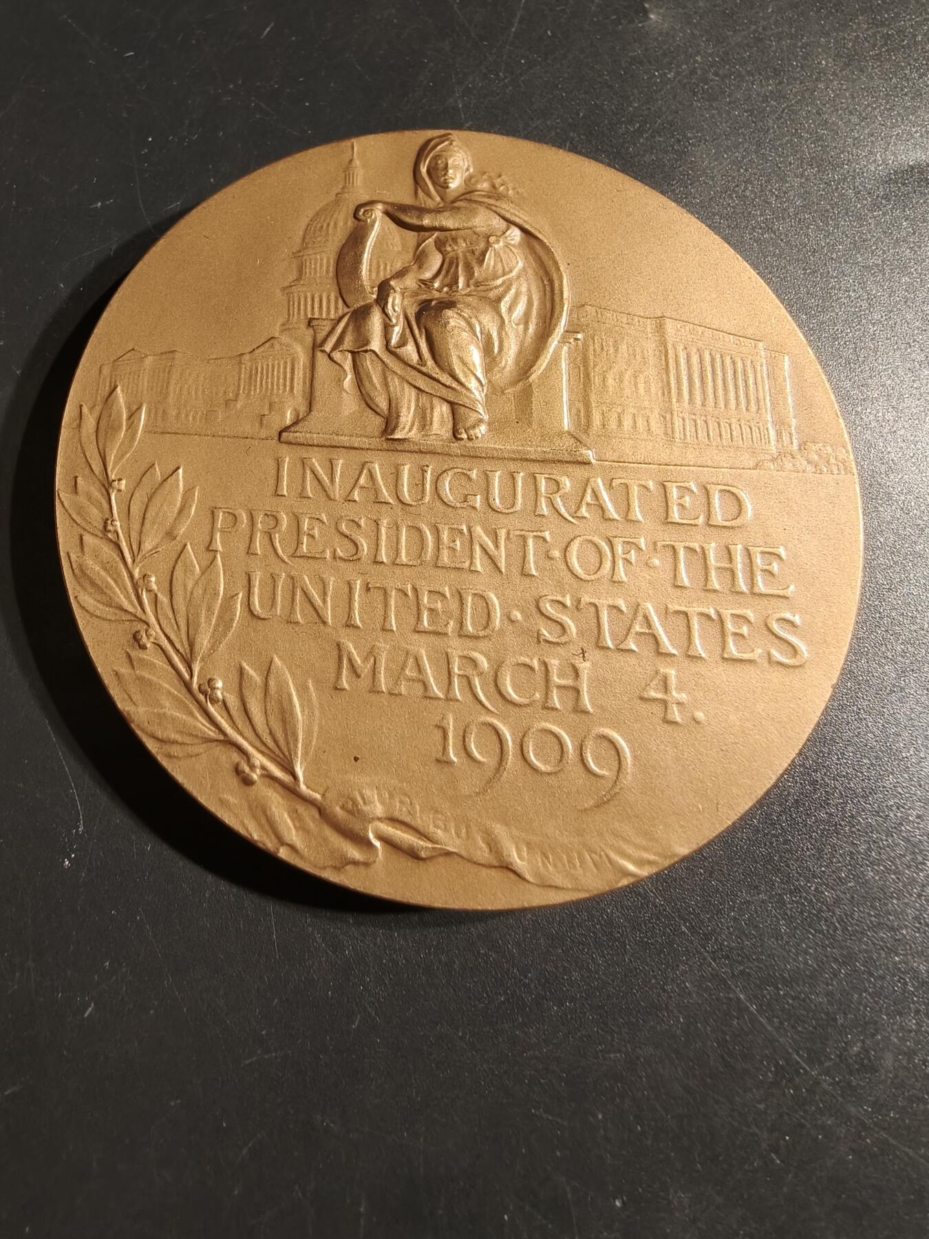老王徽章第164期  美国铸币局威廉•塔夫脱总统大铜章     原盒    直径76mm.    重量222.1g.    威廉·霍华德·塔夫脱是美国第27任总统（1909-1913年）。  他后来成为美国第十任首席大法官，是唯一一位同时担任过这两个职务的人。  
