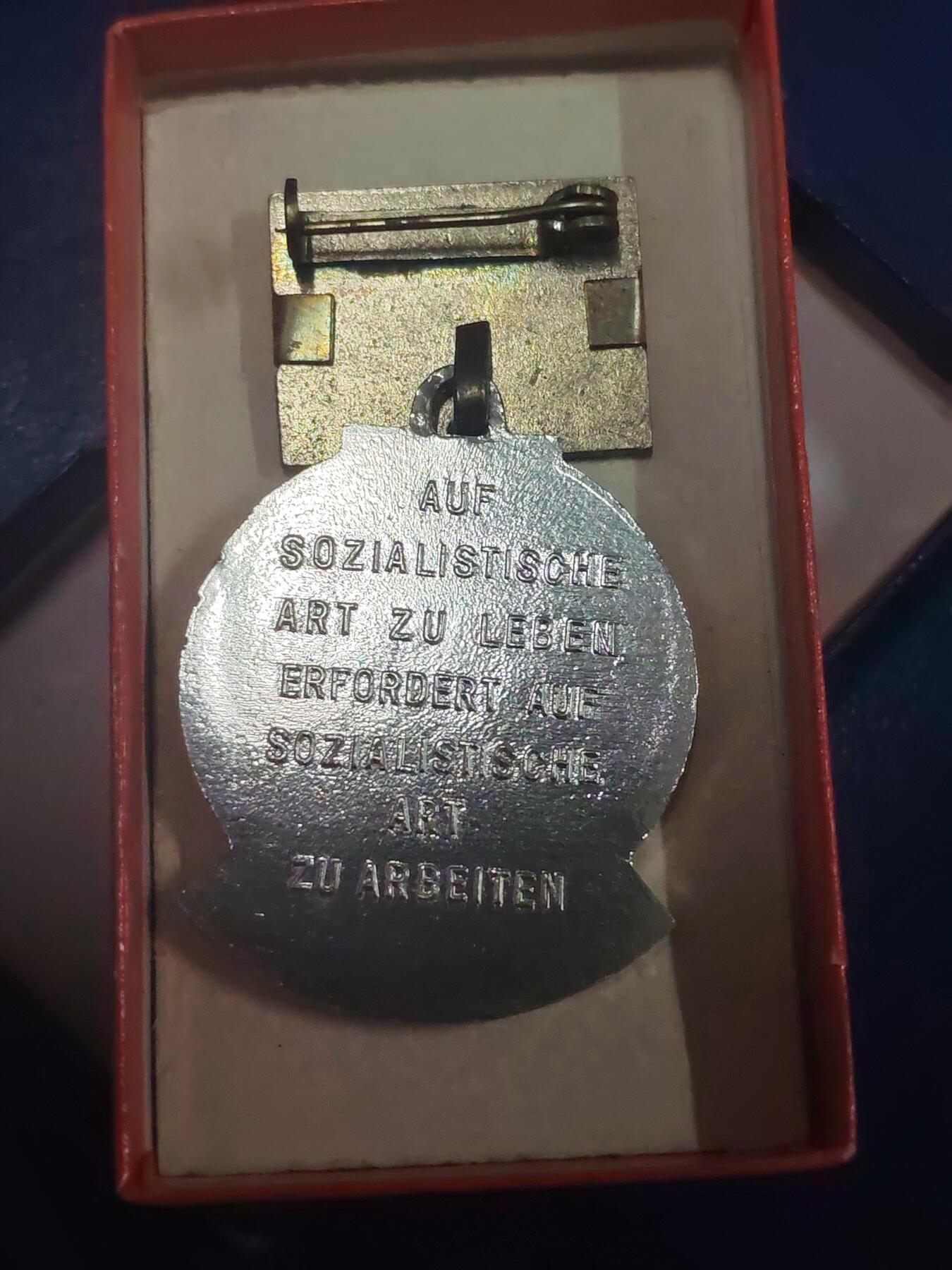 荷兰第129期勋赏拍卖 民主德国七年计划劳动模范奖章 带原盒