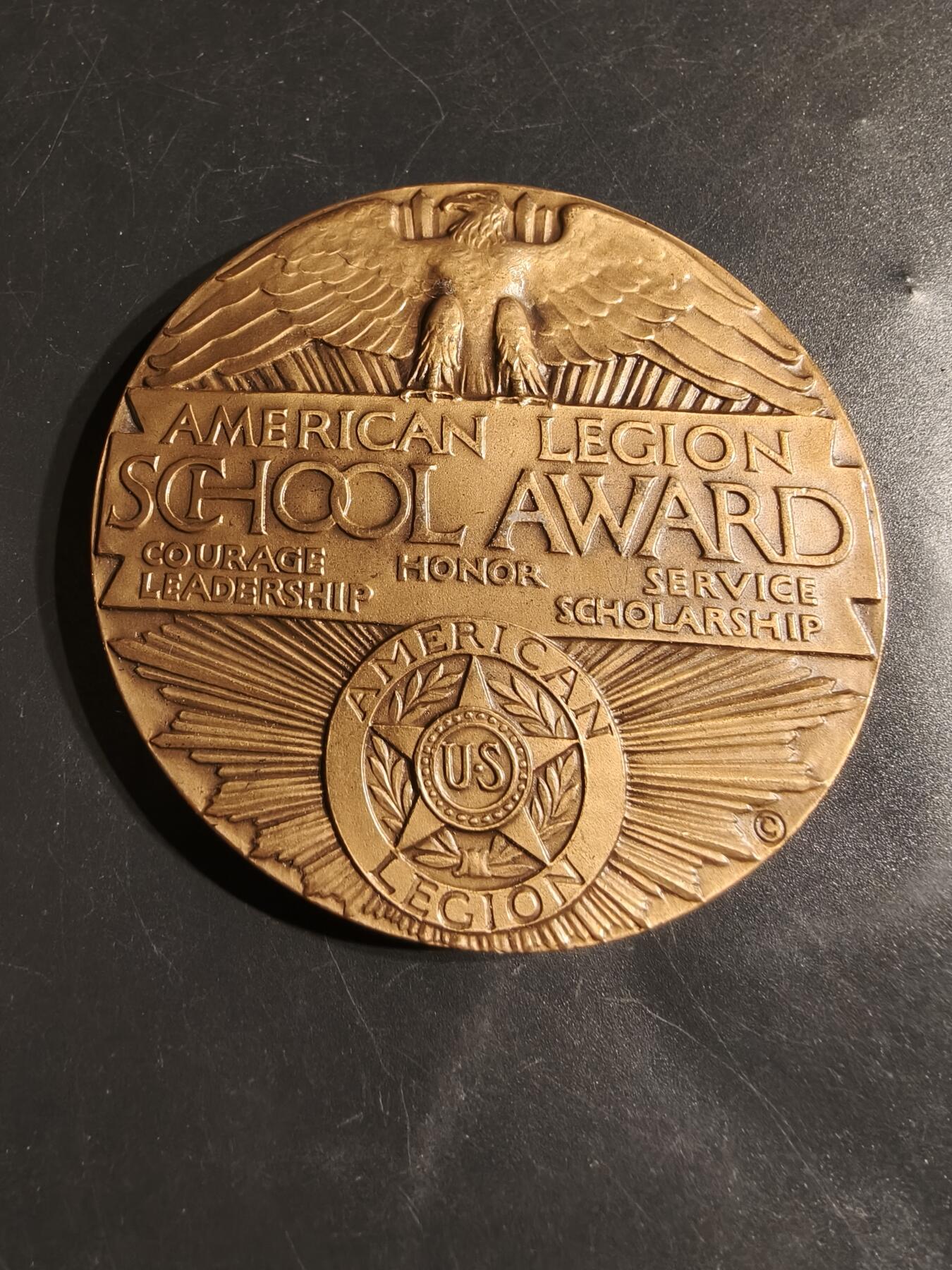老王徽章第164期  美国一战老兵协会大铜章     直径76mm.    重量168.5g.    高浮雕