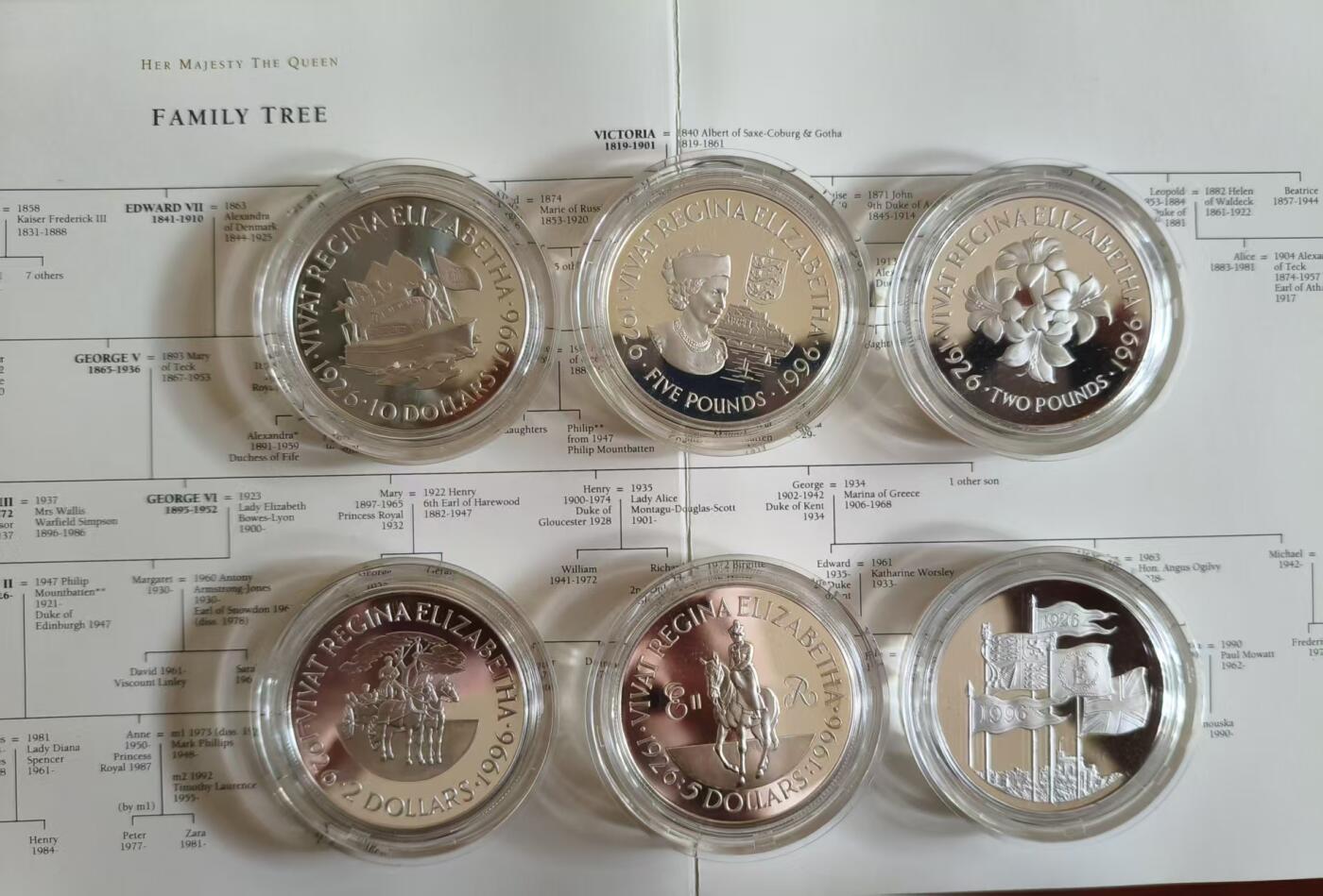 ❤️【币观天下】❤️ 第331期钱币拍卖- 2025.11.21周五晚上6点半场-长期征集拍品 英联邦12国女王七十大寿克朗大银币套装 英国本土、奥尔德尼、根西、泽西、开曼、百慕大、巴巴多斯、东加勒比、福克兰、斐济、冈比亚和所罗门。高级绒面盒装带一本介绍女王生平的小册子。都是28.28克的大银币，含纯银314克