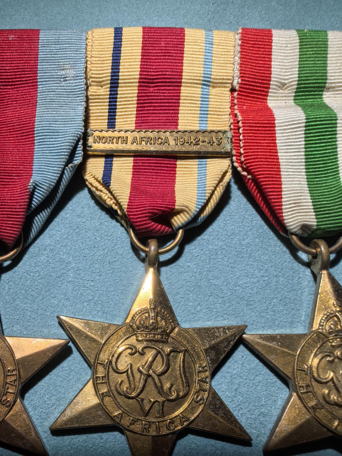 盛世勋华——号角文化勋章邮票专场拍卖第288期 英国二战奖章五联联挂 包括1939-45之星奖章/非洲之星（带北非勋条）/意大利之星/二战战争奖章/非洲服役奖章（银制） 少见带刻名
