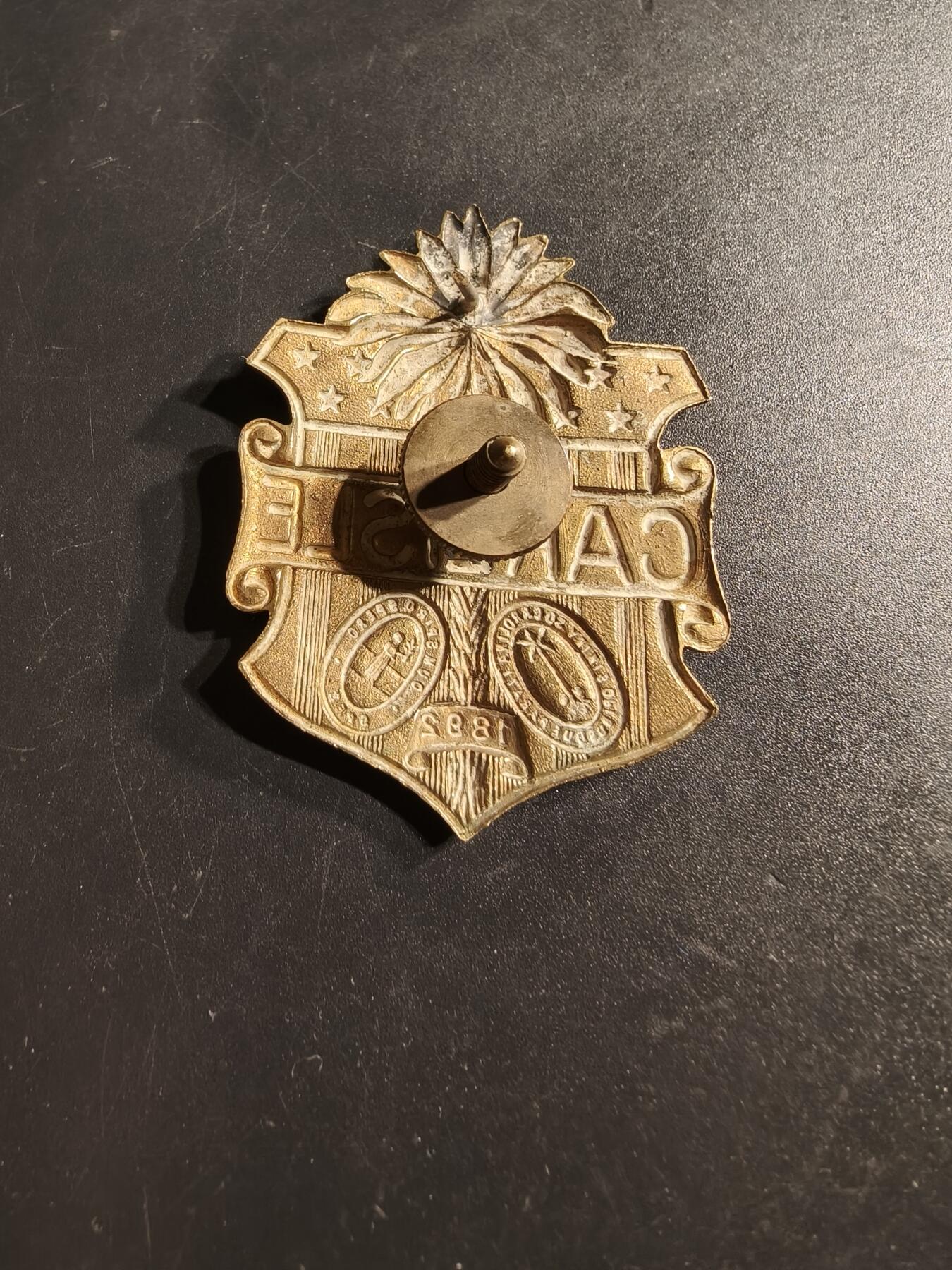 老王徽章第164期  美国卡莱尔印第安工业学校大檐帽徽      卡莱尔印第安工业学校由理查德·亨利·普拉特于1879年创立，是美国第一所联邦非保留地寄宿学校。学校的使命是“杀死印第安人，拯救人类”旨在通过教育和文化同化，将美洲原住民儿童融入白人社会。 该校运营了近40年，至1918年关闭 