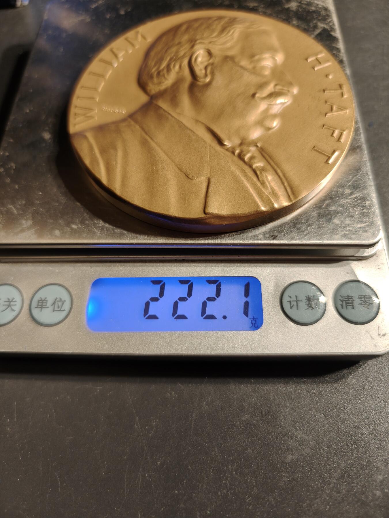 老王徽章第164期  美国铸币局威廉•塔夫脱总统大铜章     原盒    直径76mm.    重量222.1g.    威廉·霍华德·塔夫脱是美国第27任总统（1909-1913年）。  他后来成为美国第十任首席大法官，是唯一一位同时担任过这两个职务的人。  