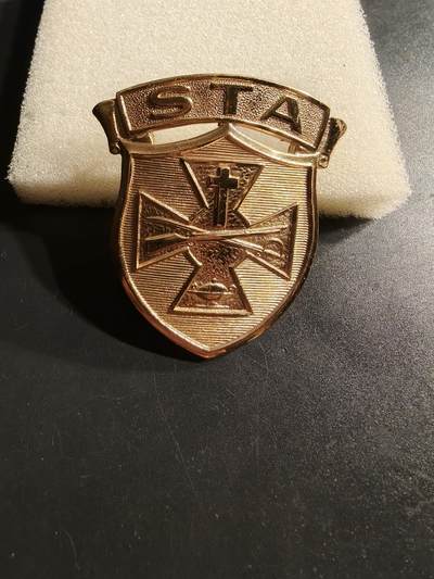老王徽章第164期 -  美国圣托马斯军事学院大檐帽帽徽