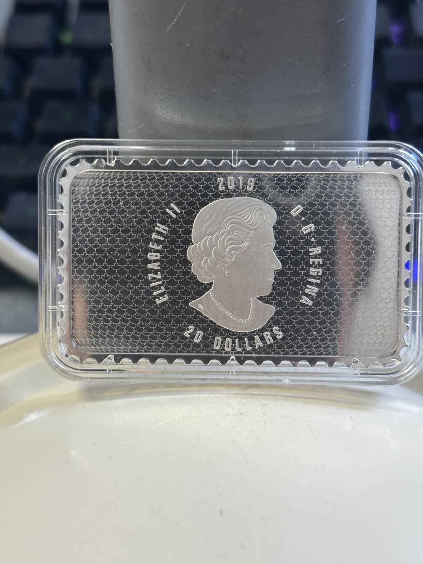 第182期拍卖 加拿大2019年历史邮票系列徽章和国旗1盎司彩银币，,发行5000枚，9999银