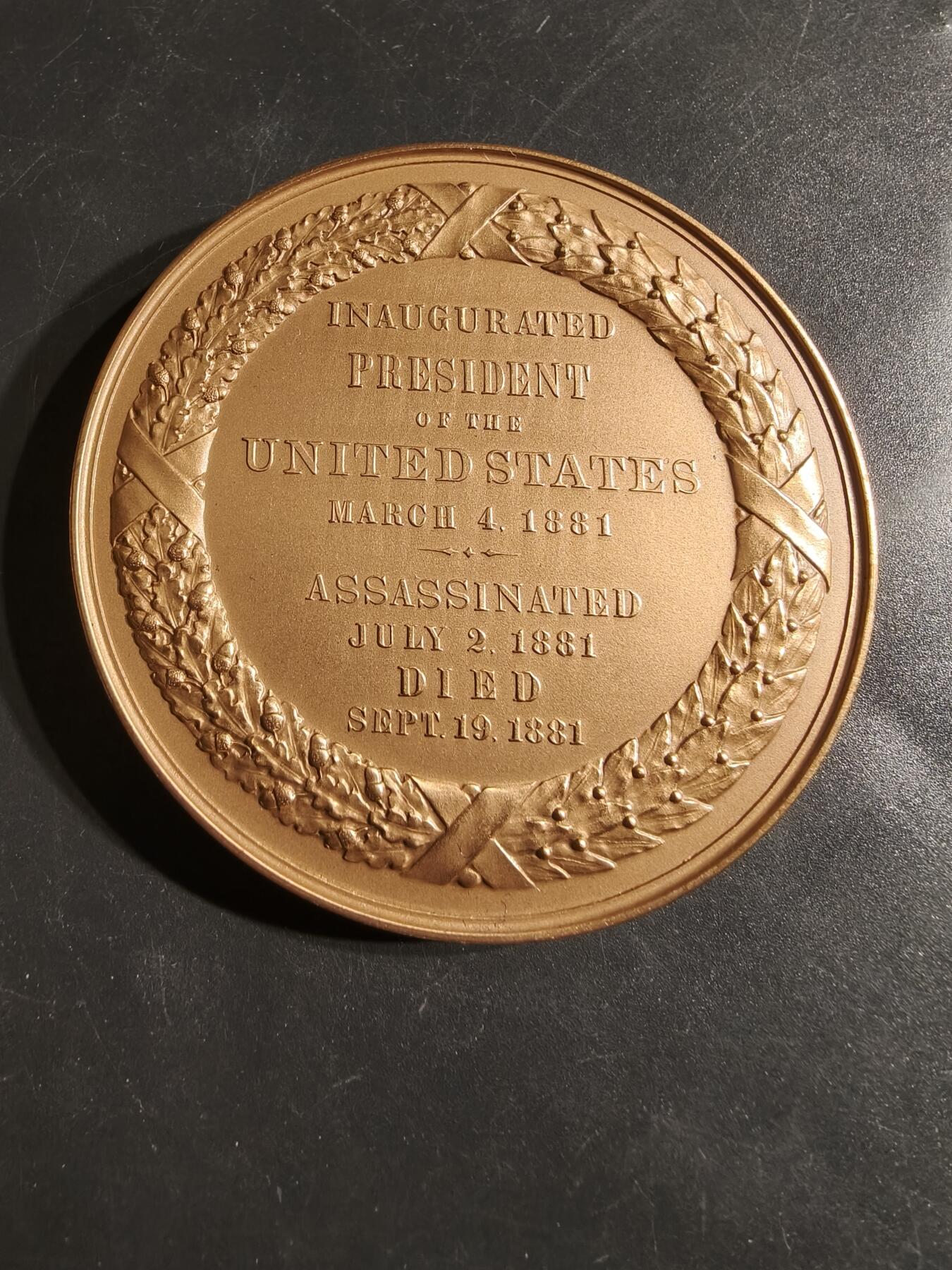 老王徽章第164期 美国铸币局詹姆斯•加菲尔德总统大铜章     原盒      直径76mm.    重量217.7g.       詹姆斯·A·加菲尔德是美国第20任总统，于1881年3月4日就职.他在任仅100天后遭遇暗杀，并于1881年9月19日去世.  