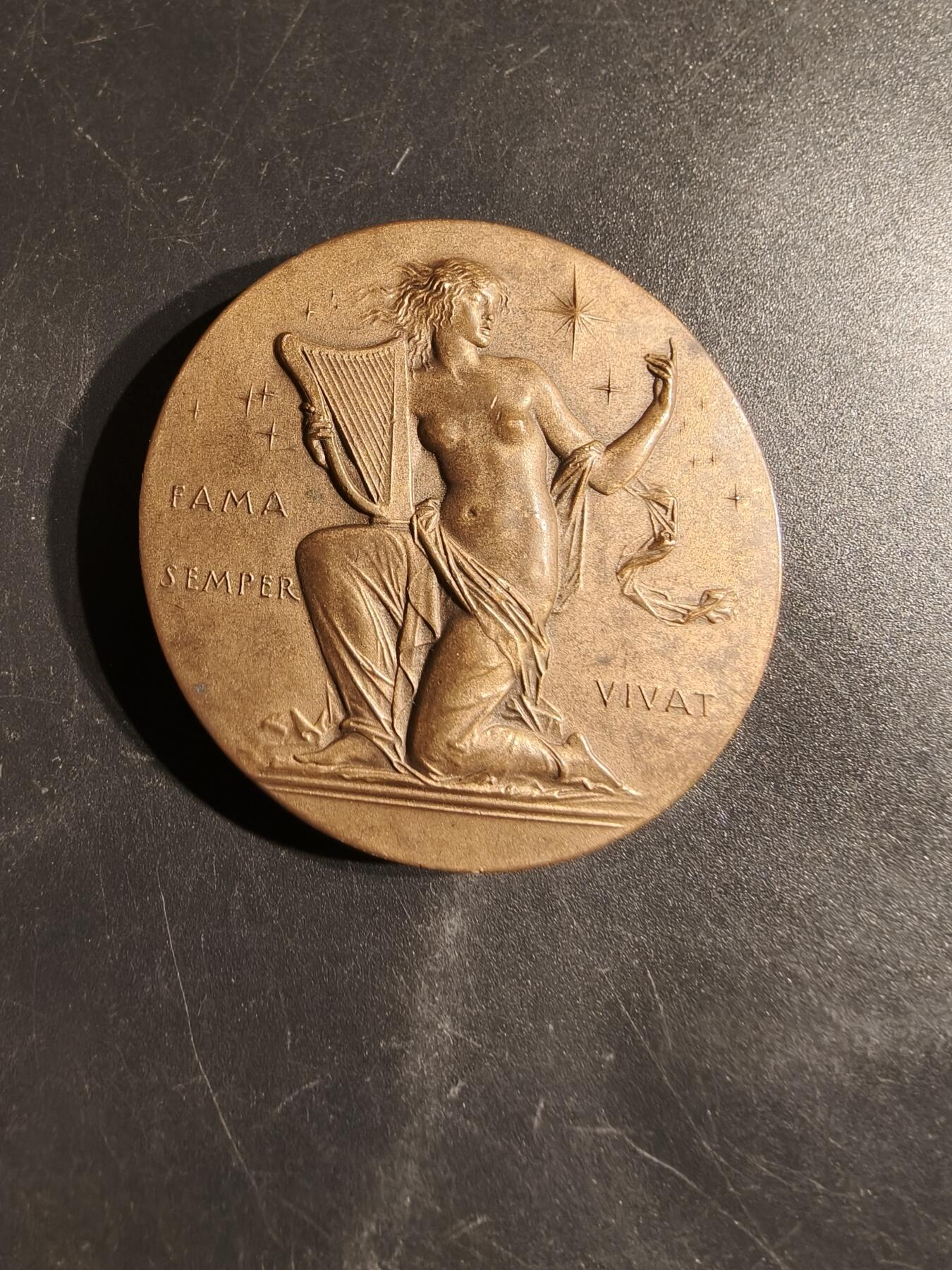 老王徽章第164期  美国著名钢琴家爱德华•麦克道威尔大铜章     直径44mm.    重量54.1g