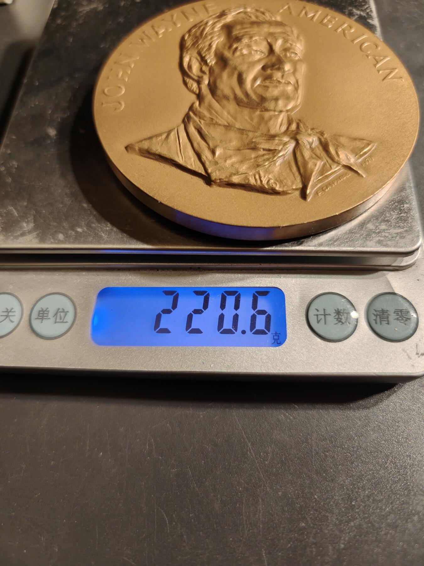 老王徽章第164期 美国铸币局著名西部片演员约翰•韦恩大铜章      原盒     直径76mm.    重量220.6g.      约翰·韦恩是一位标志性的美国演员，被视为美国精神的象征。  他曾被追授美国最高平民荣誉，包括国会金质奖章和总统自由勋章。 