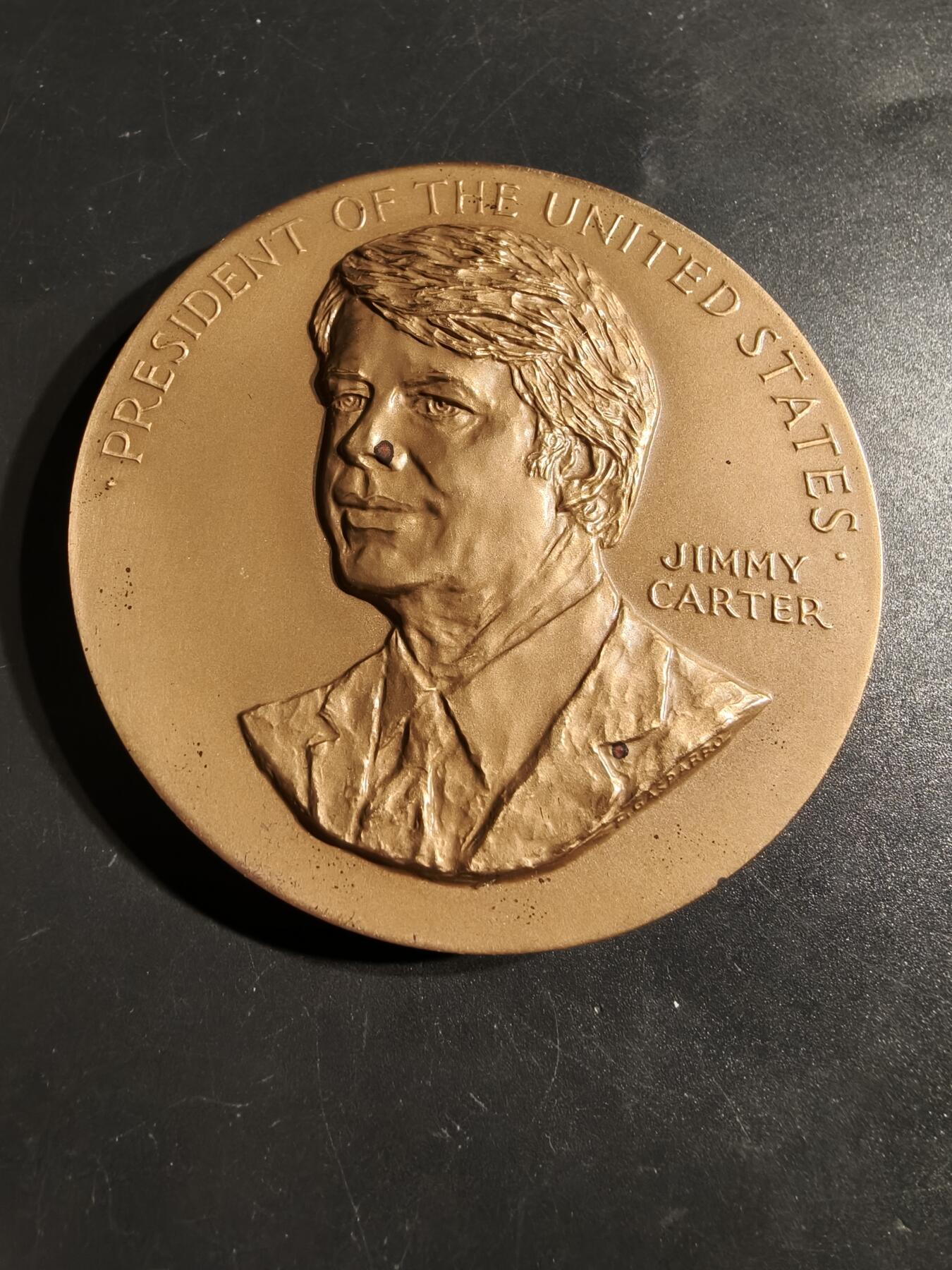 老王徽章第164期  美国铸币局吉米卡特总统大铜章 原盒 背部刻有引言：“美国梦永存……我们必须再次对我们的国家充满信心……” 直径76mm. 重量231.5g
